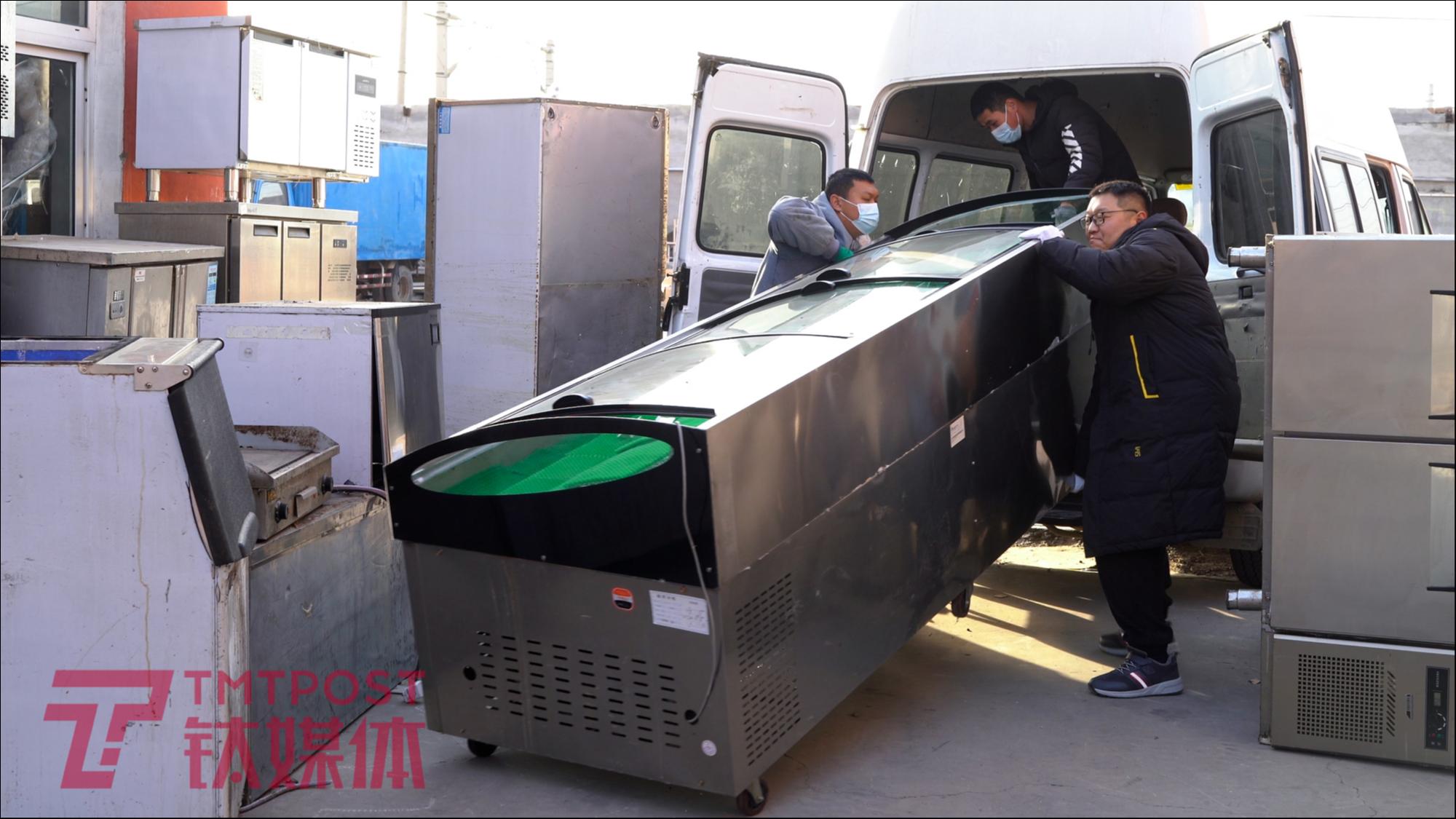 2022年12月22日,北京顺义,狗哥在仓库里。