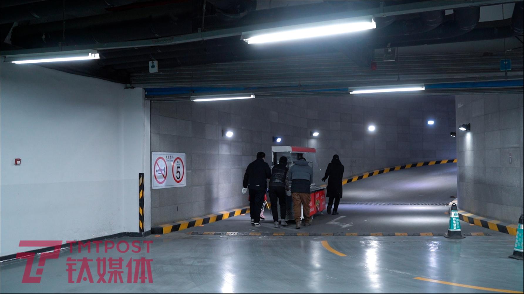 北京望京浦项中心,狗哥团队搬运一家倒闭档口的麻辣烫柜。