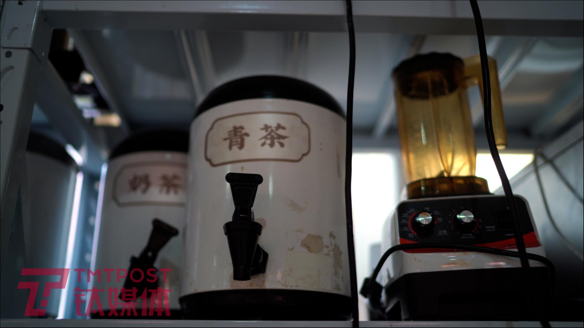 北京顺义,仓库里的奶茶店设备。