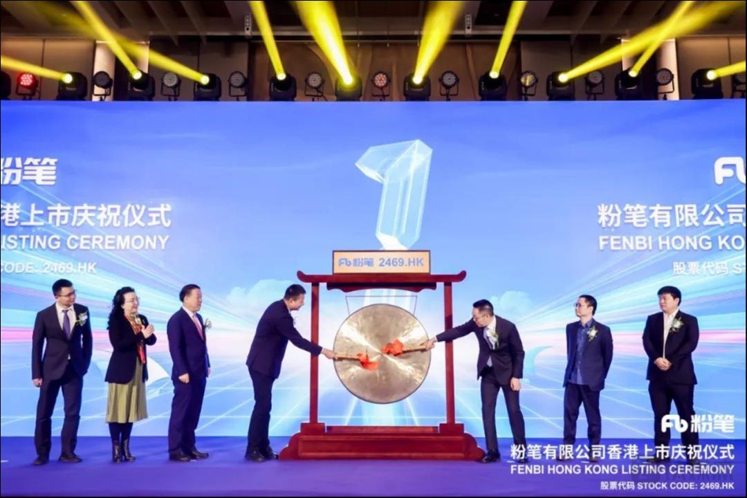 在今日上市庆祝仪式上，朝阳区委副书记、区人民政府党组书记、区长吴小杰与粉笔的创始人、主席兼首席执行官张小龙共同敲响铜锣。