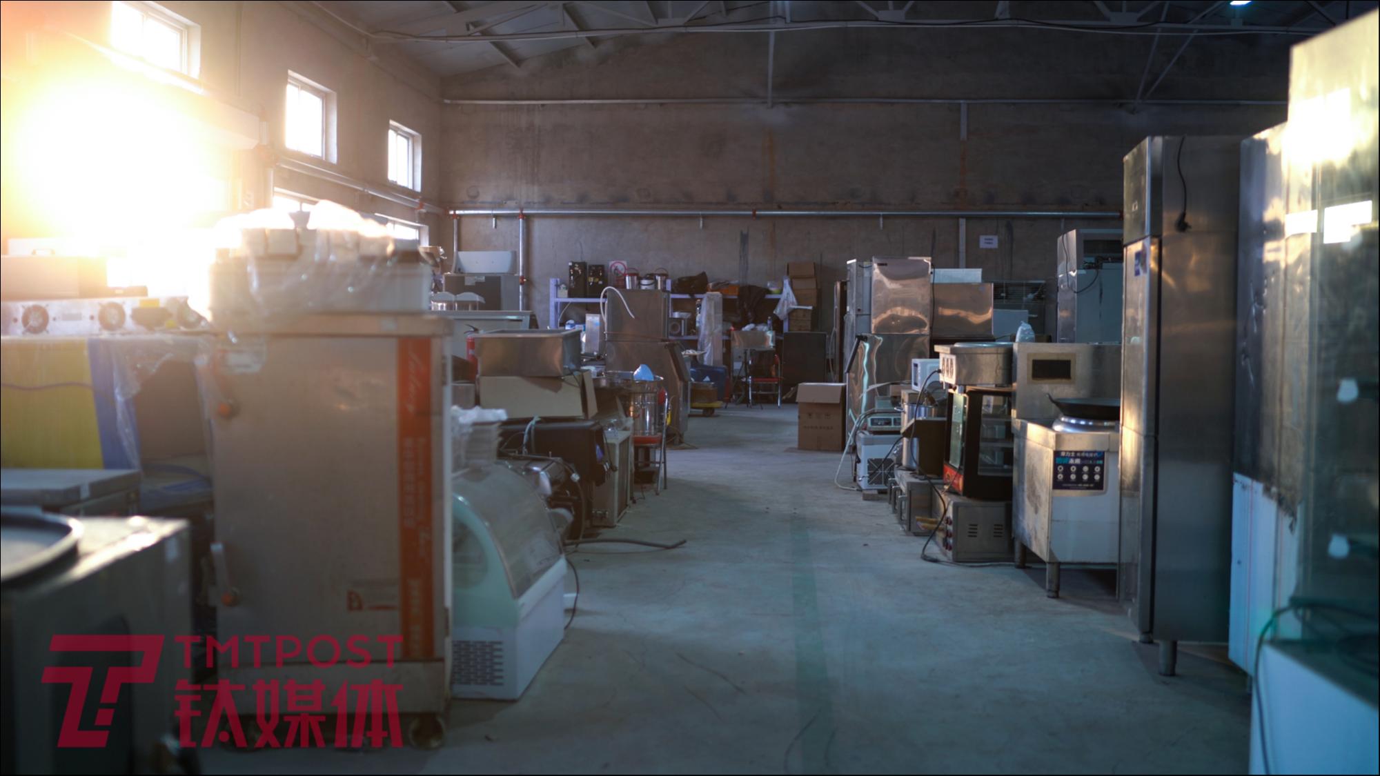 北京顺义,狗哥的仓库一角。