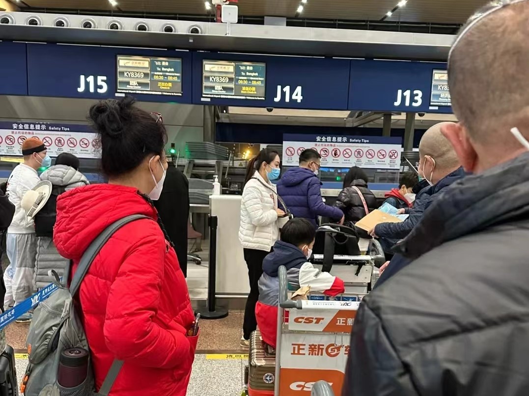 昆明国际机场值机队伍。受访者供图