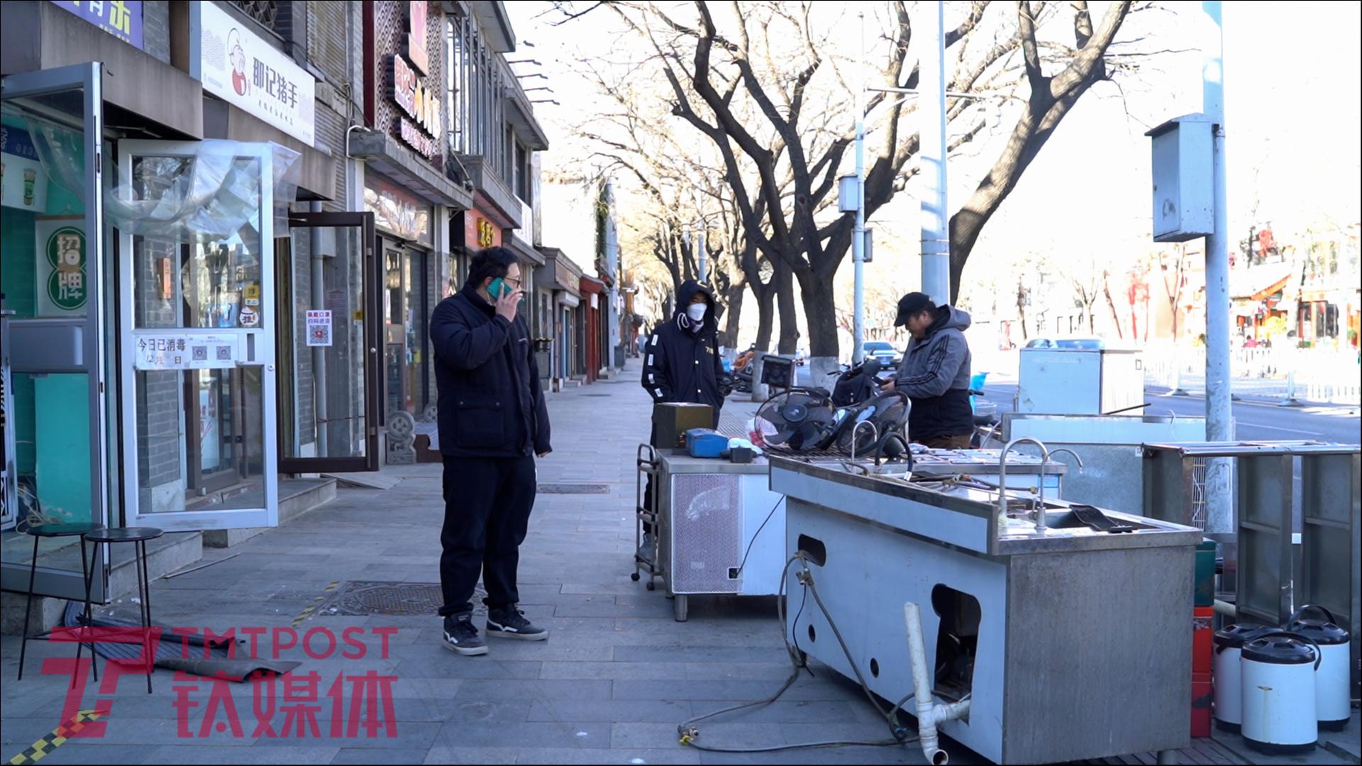 北京东城,狗哥正在等待货车。