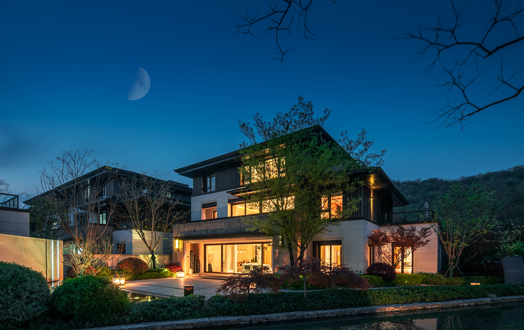 大城市打工的尽头，是攒100万回村盖别墅