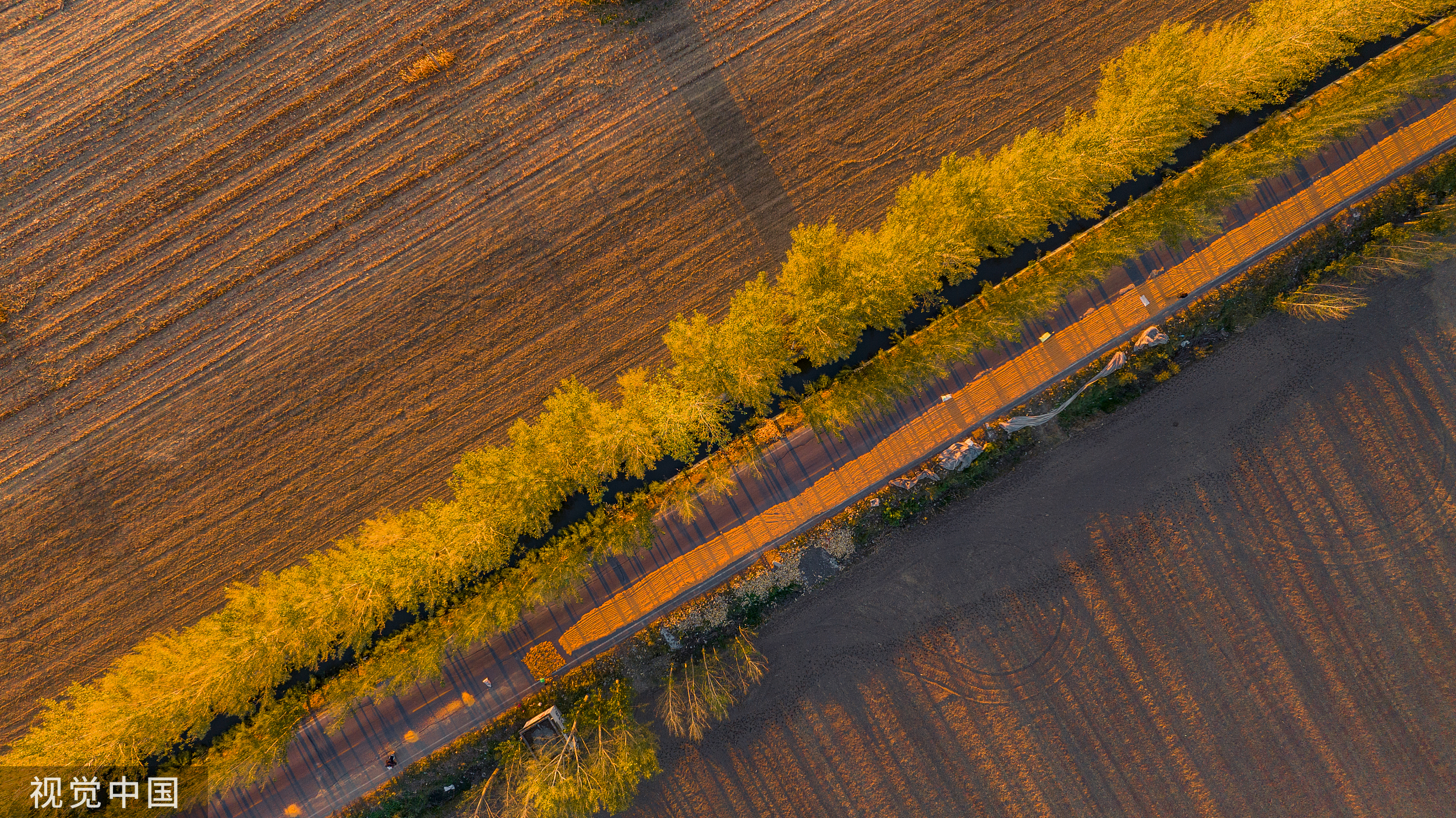 【钛晨报】2023年中央一号文件公布，提出做好2023年全面推进乡村振兴重点工作；北京市经信局：支持头部企业打造对标ChatGPT的大模型；知情人士称，卡塔尔即将准备收购曼联足球俱乐部