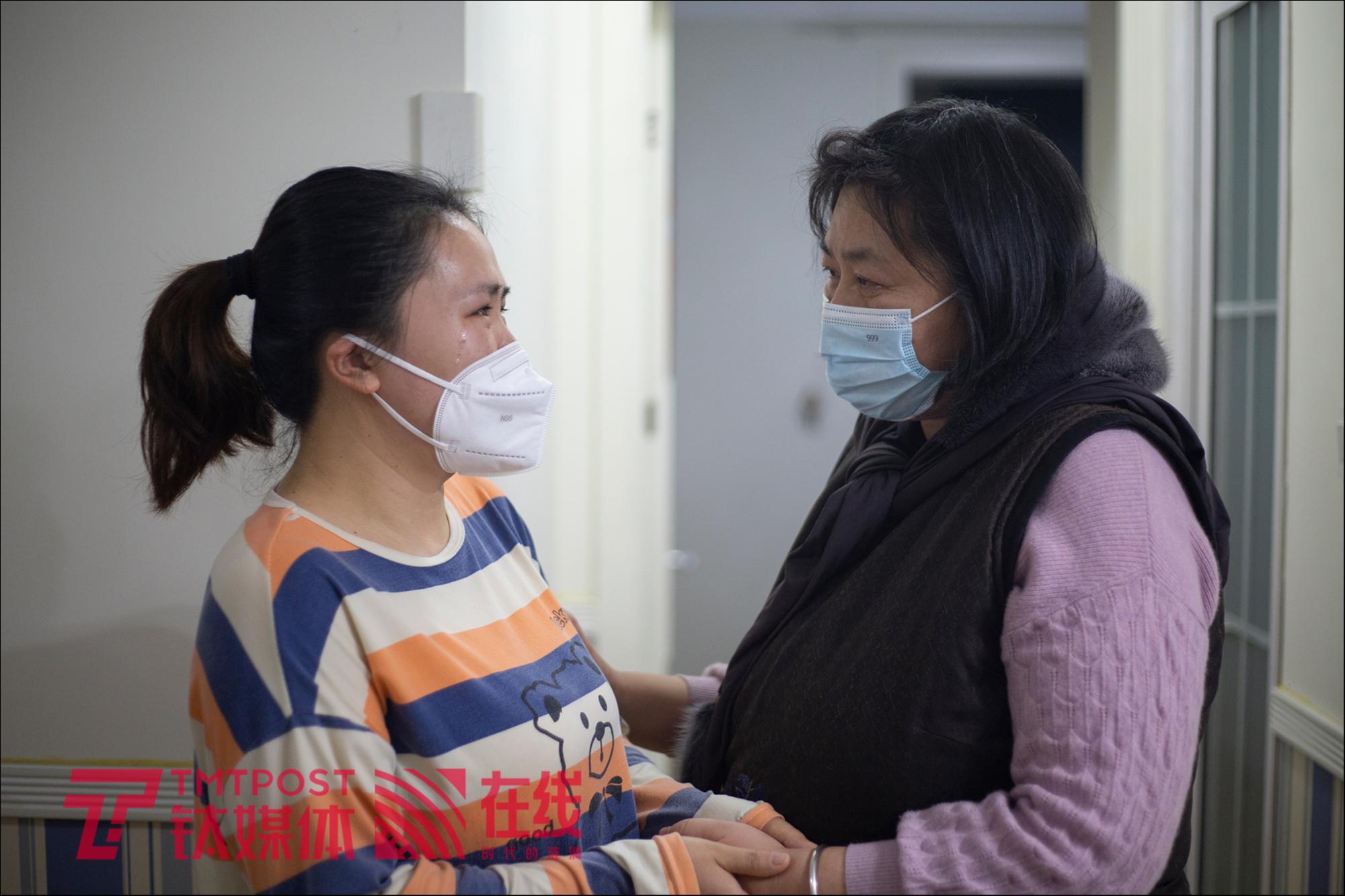 2023年1月14日，河北燕郊，爱心苗圃健康援助中心创始人孙映辉（右）到颜艳婷（左）的出租屋内走访。