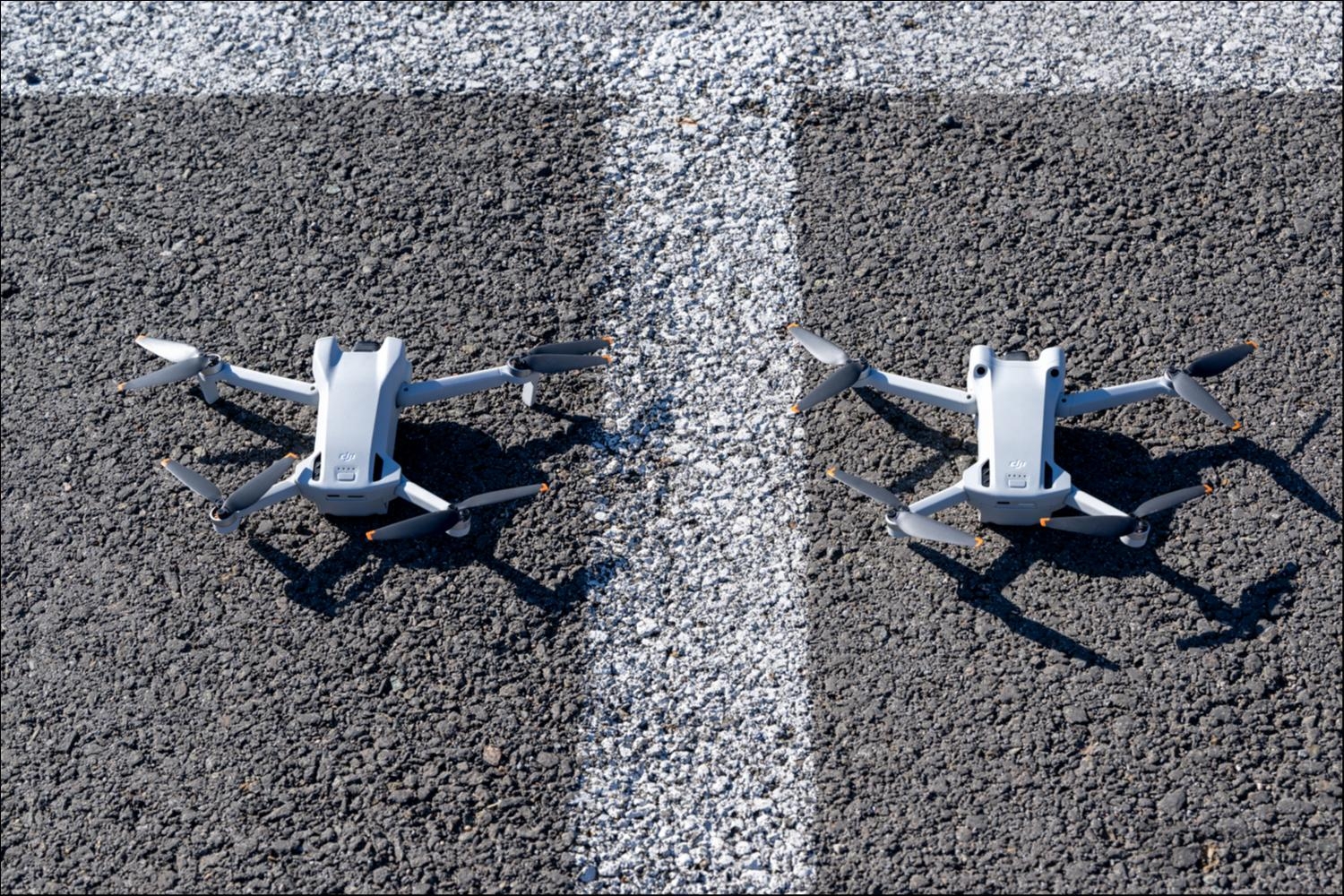 可以很明显地看到，DJI Mini 3 Pro上有更多的传感器，用于进行避障