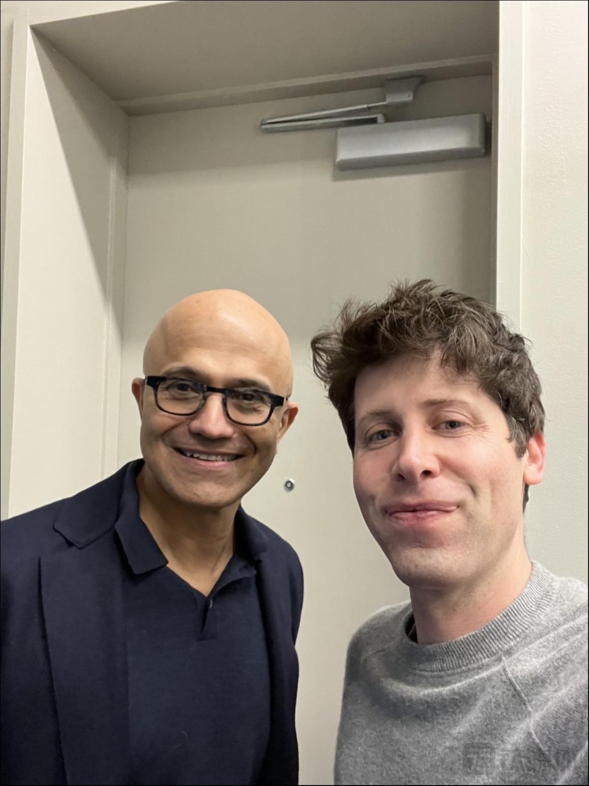 左边是微软CEO萨蒂亚&middot;纳德拉（Satya Nadella），右边是OpenAI创始人、CEO Sam Altman