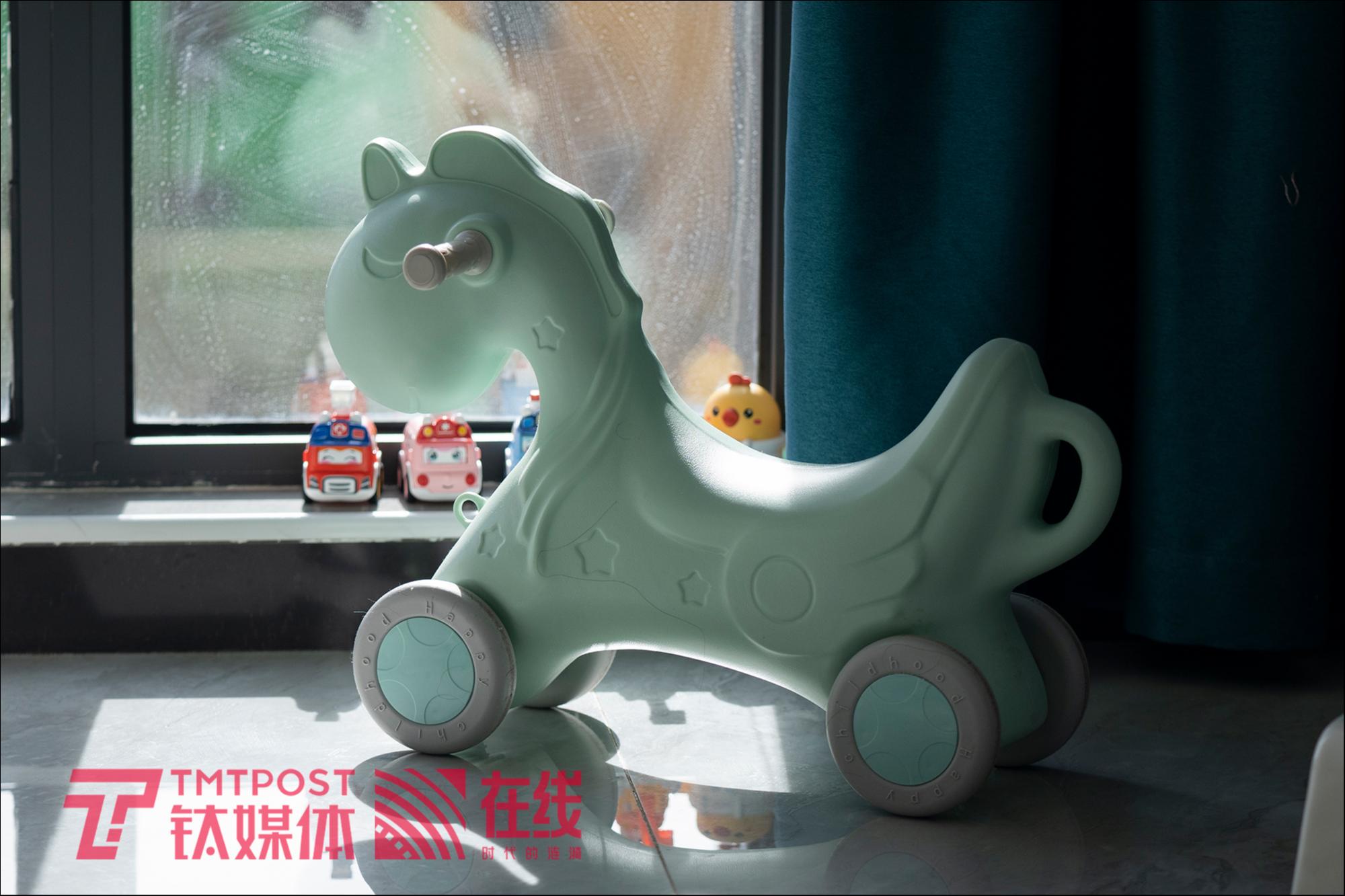 河北燕郊出租屋中，小依潼的玩具车。