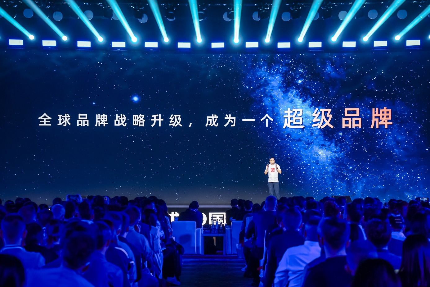 图为叶国富指出名创优品要升级成为一个超级品牌