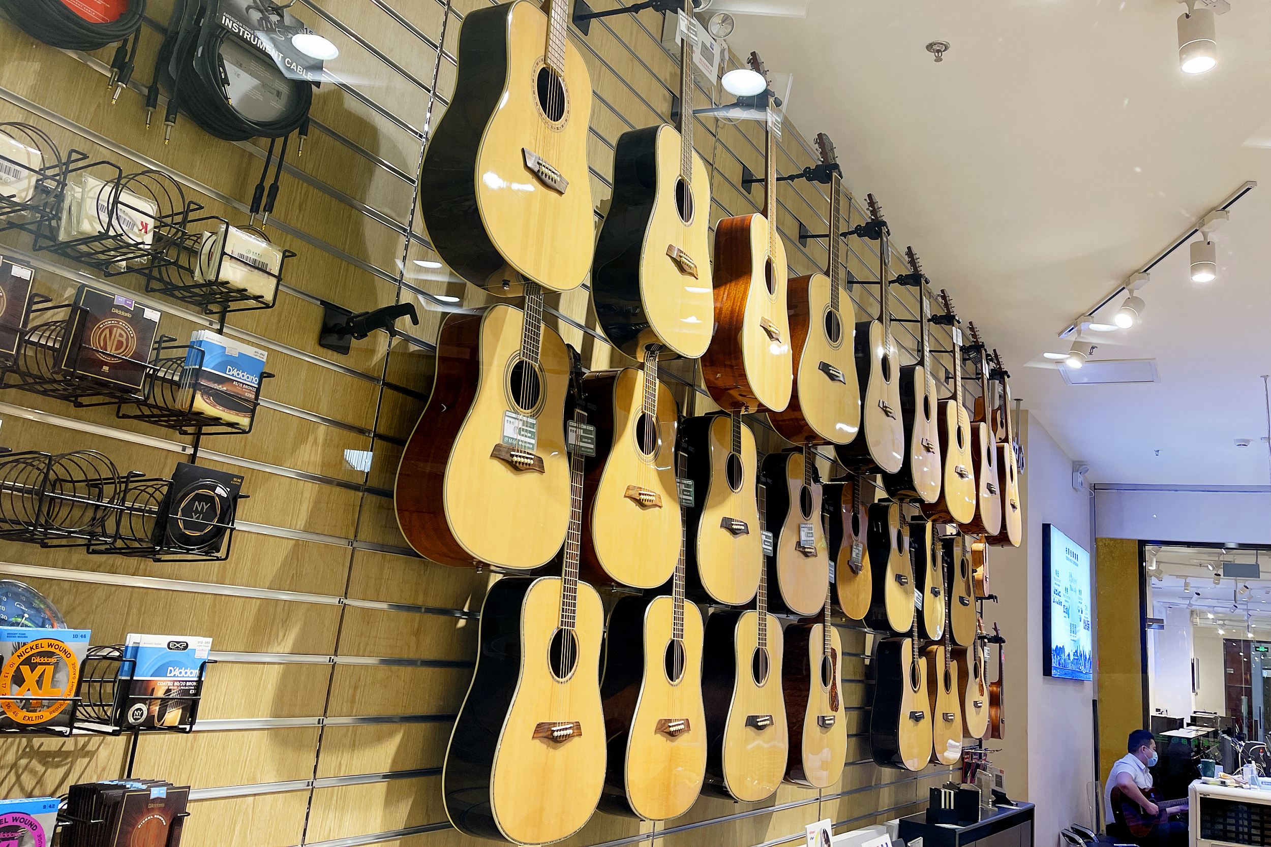 没有吉他英雄的时代，乐器生意还能怎么做？