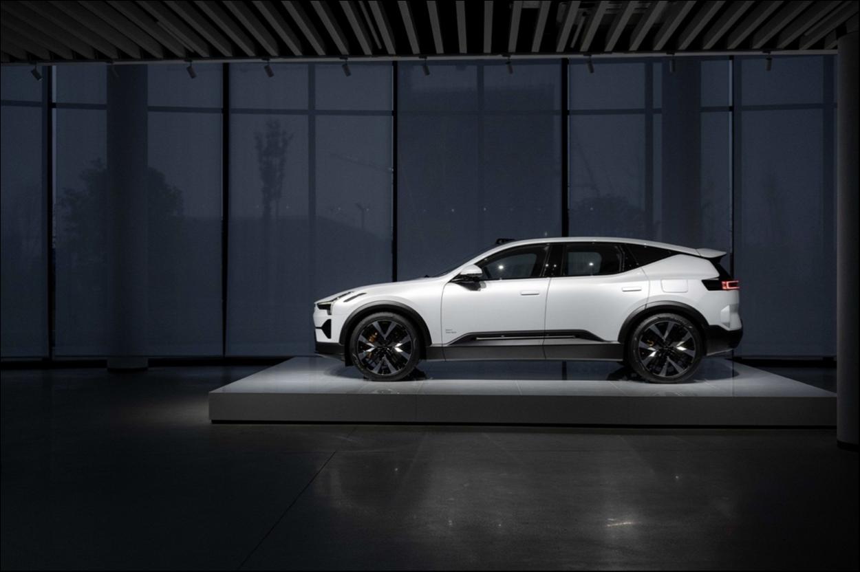 定位「电动保时捷」，极星要讲新故事