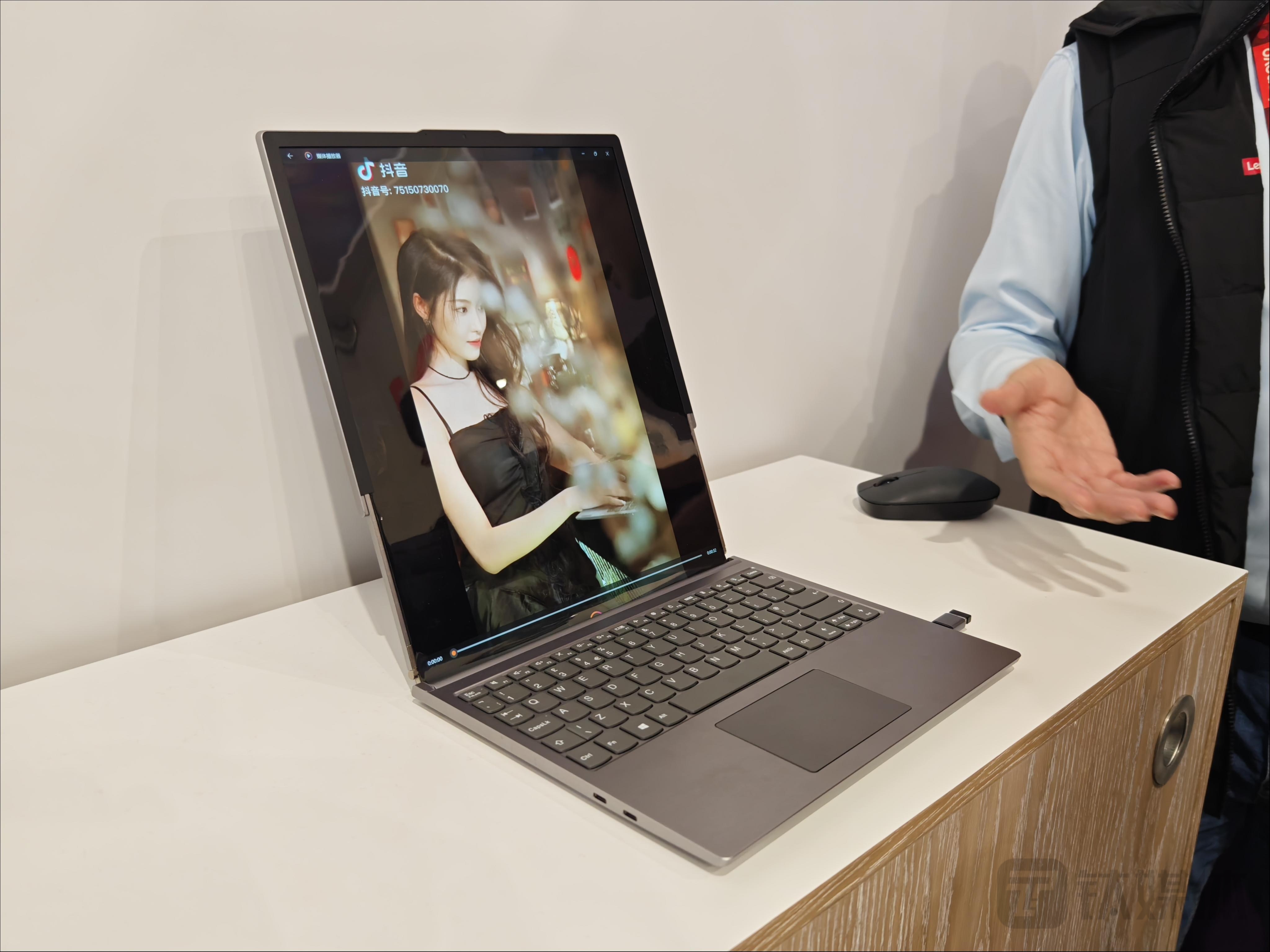 联想卷轴屏笔记本