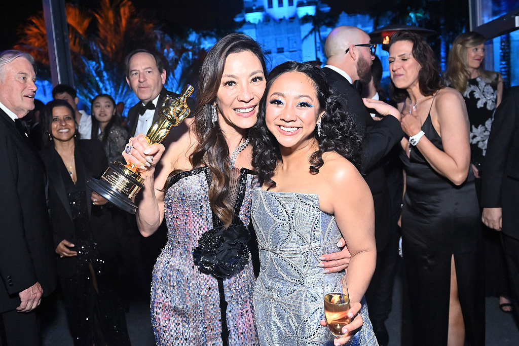 当地时间2023年3月12日,美国加州,杨紫琼(左)、许玮伦(右)亮相在比弗利山沃利斯·安内伯格表演艺术中心举办的第95届奥斯卡名利场派对。图片来自视觉中国