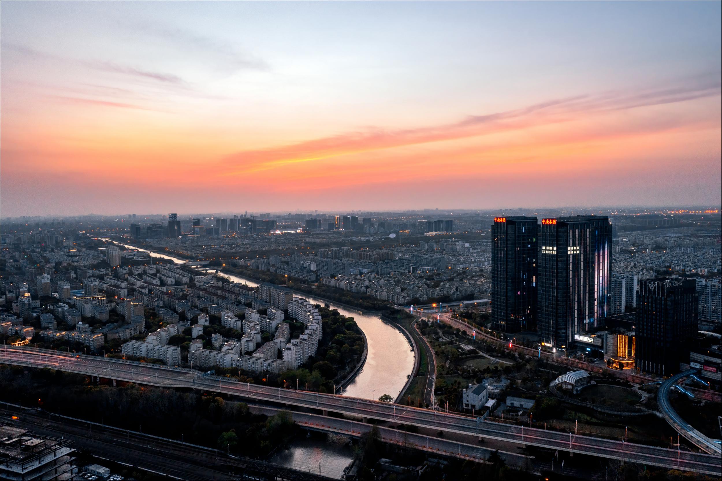 当“梅陇镇广场”即将关门时，年轻人却挤进了广东梅陇镇