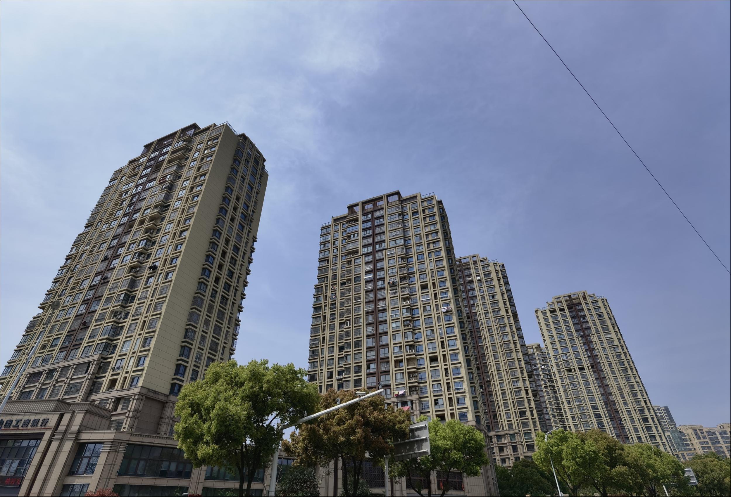 【房地产行业周报】麦田房产协助签阴阳合同被罚；淄博烧烤出圈，一季度商品住宅网签面积涨超六成；薇娅夫妇2200万拿地建直播基地