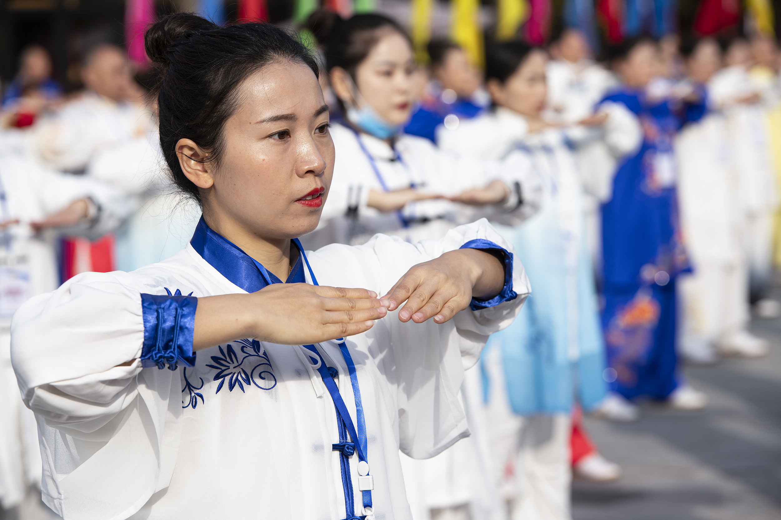 新冠抗体临期，年轻人热练八段锦