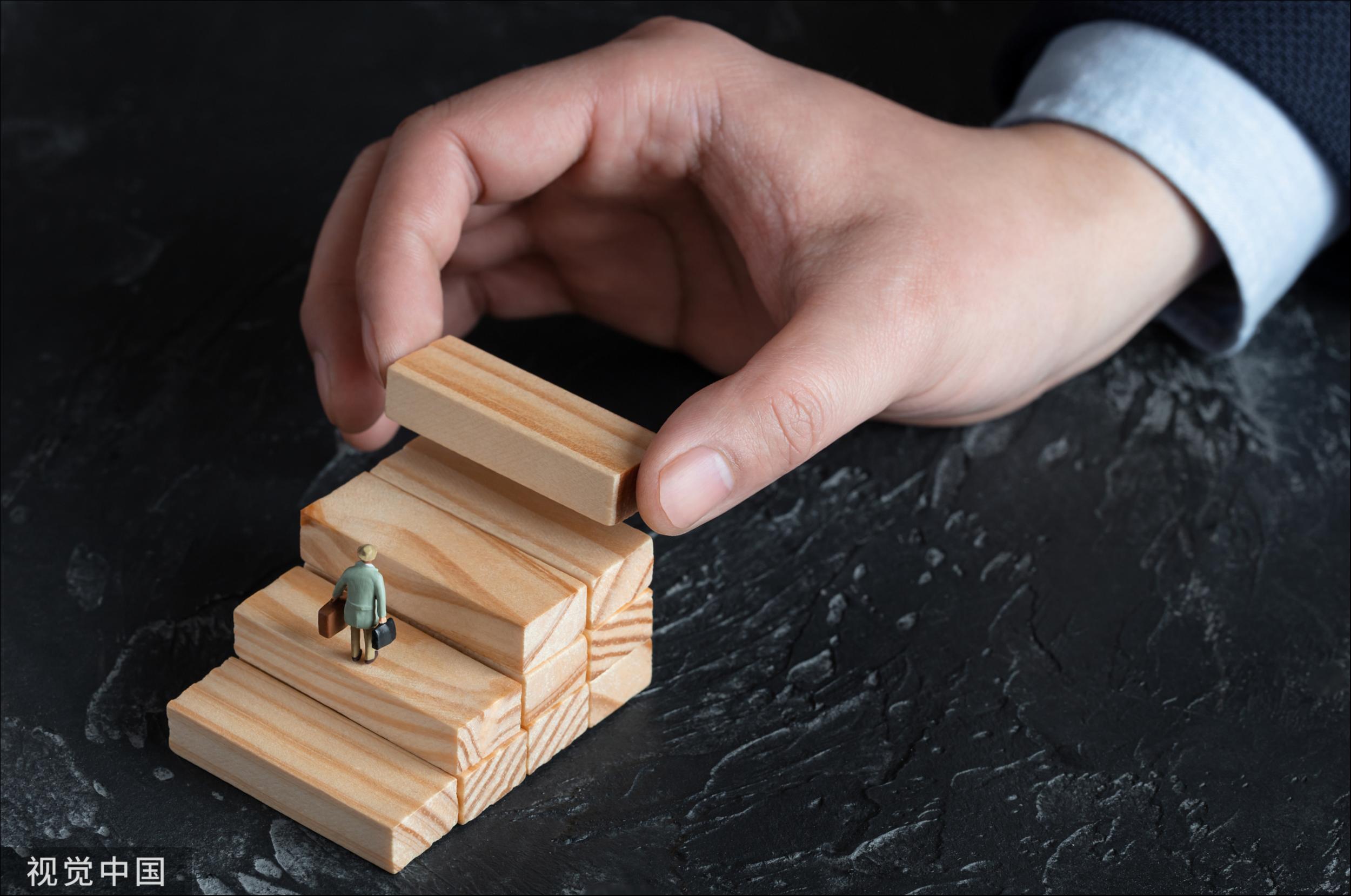 【钛晨报】国务院办公厅发布关于优化调整稳就业政策措施全力促发展惠民生的通知；阿里云史上最大规模降价：核心产品最高降幅达50%；亚马逊周三开始在云计算部门进行裁员