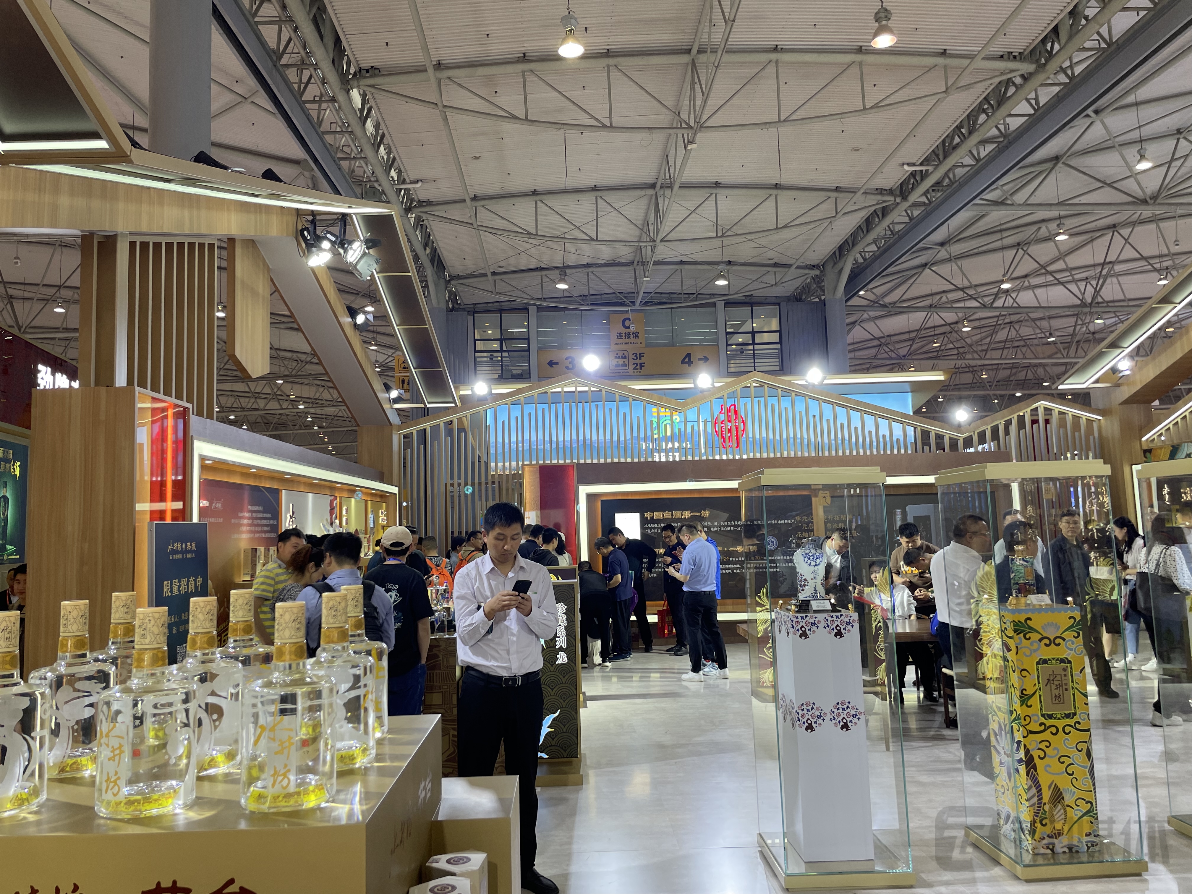 （糖酒会展馆内一瞥，来源：钛媒体APP拍摄）