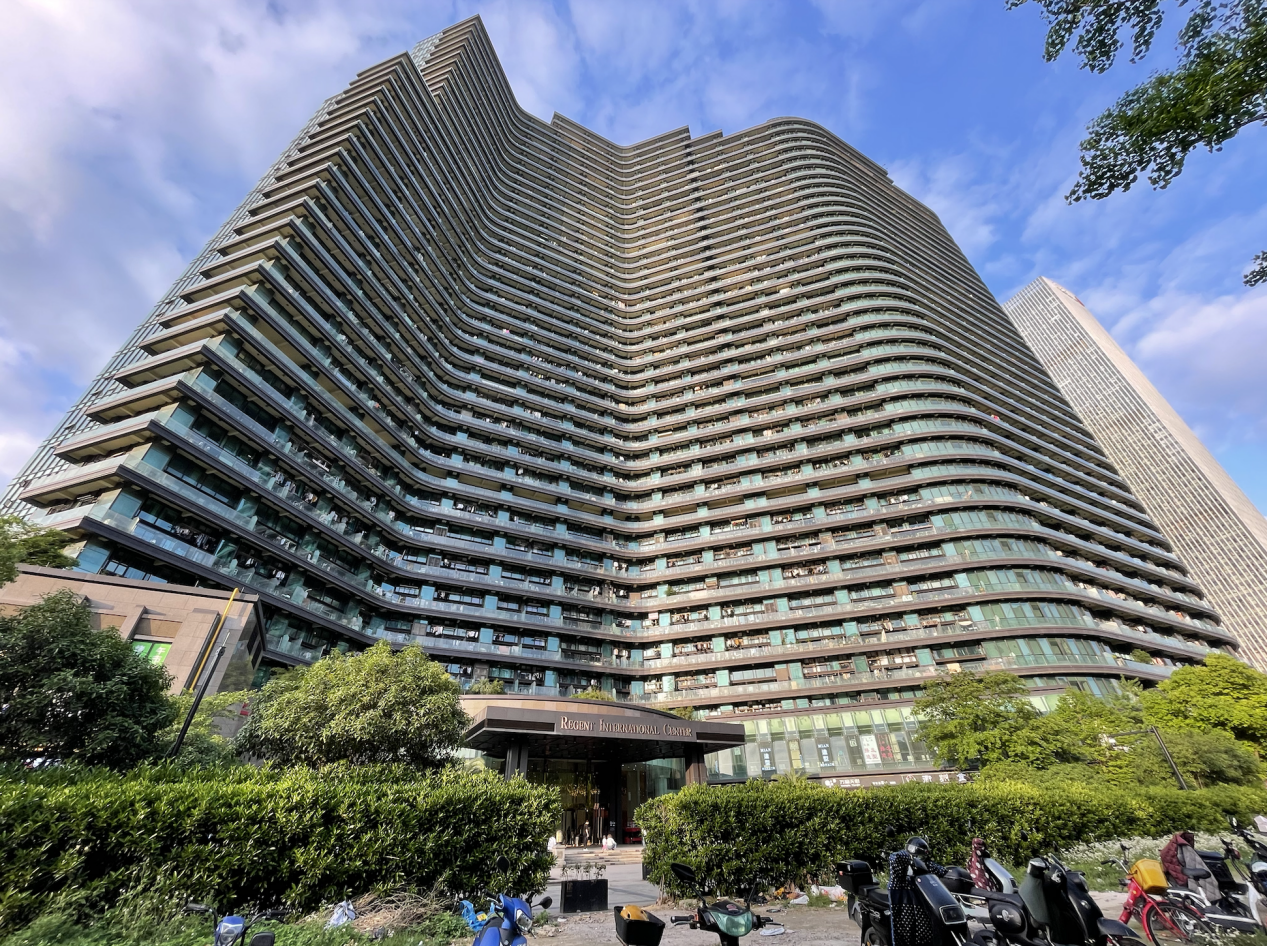 博地中心步行十几分钟就能到达的丽晶国际公寓,是一栋30多层,200多米