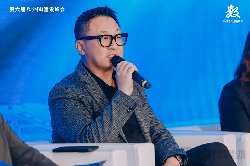 算力时代论坛圆桌：元宇宙如何影响产业？行业领袖共话算力与AI的未来｜第六届数字中国建设峰会之“鼓楼论见 算力时代”论坛