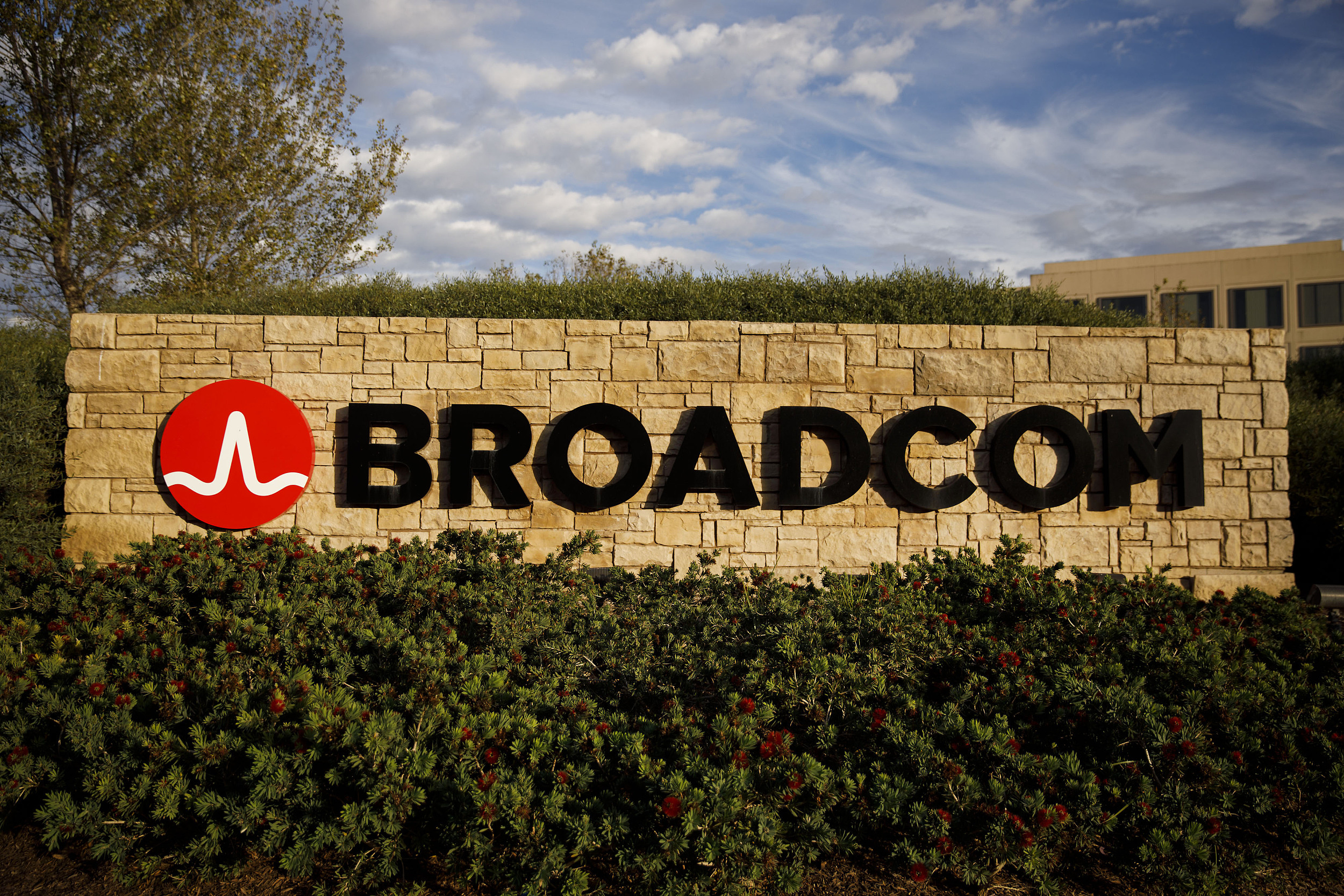 拉来博通搞「自研基带」，iPhone“信号病”终于有救了