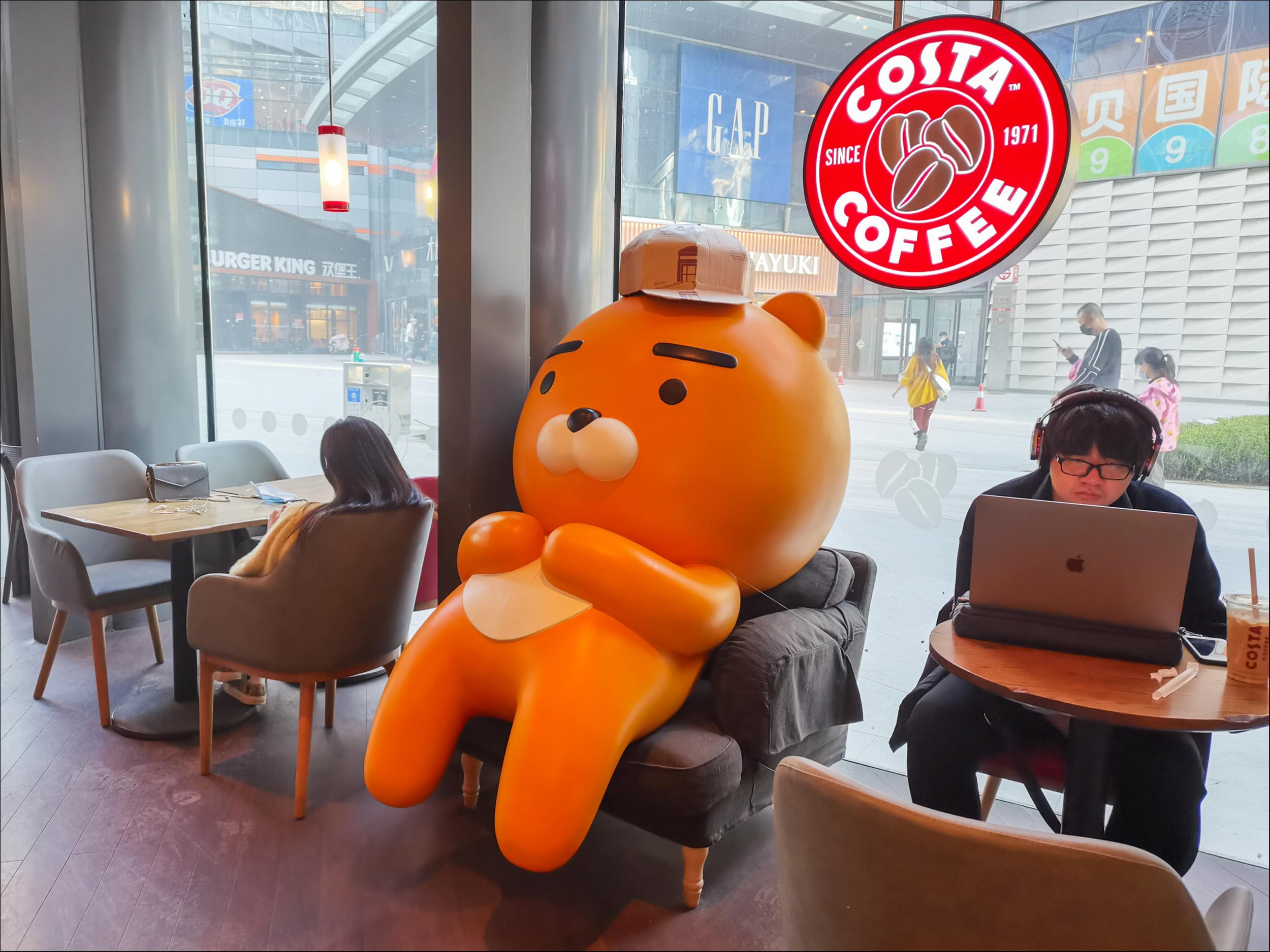 没了工作的中年人，在咖啡馆假装上班