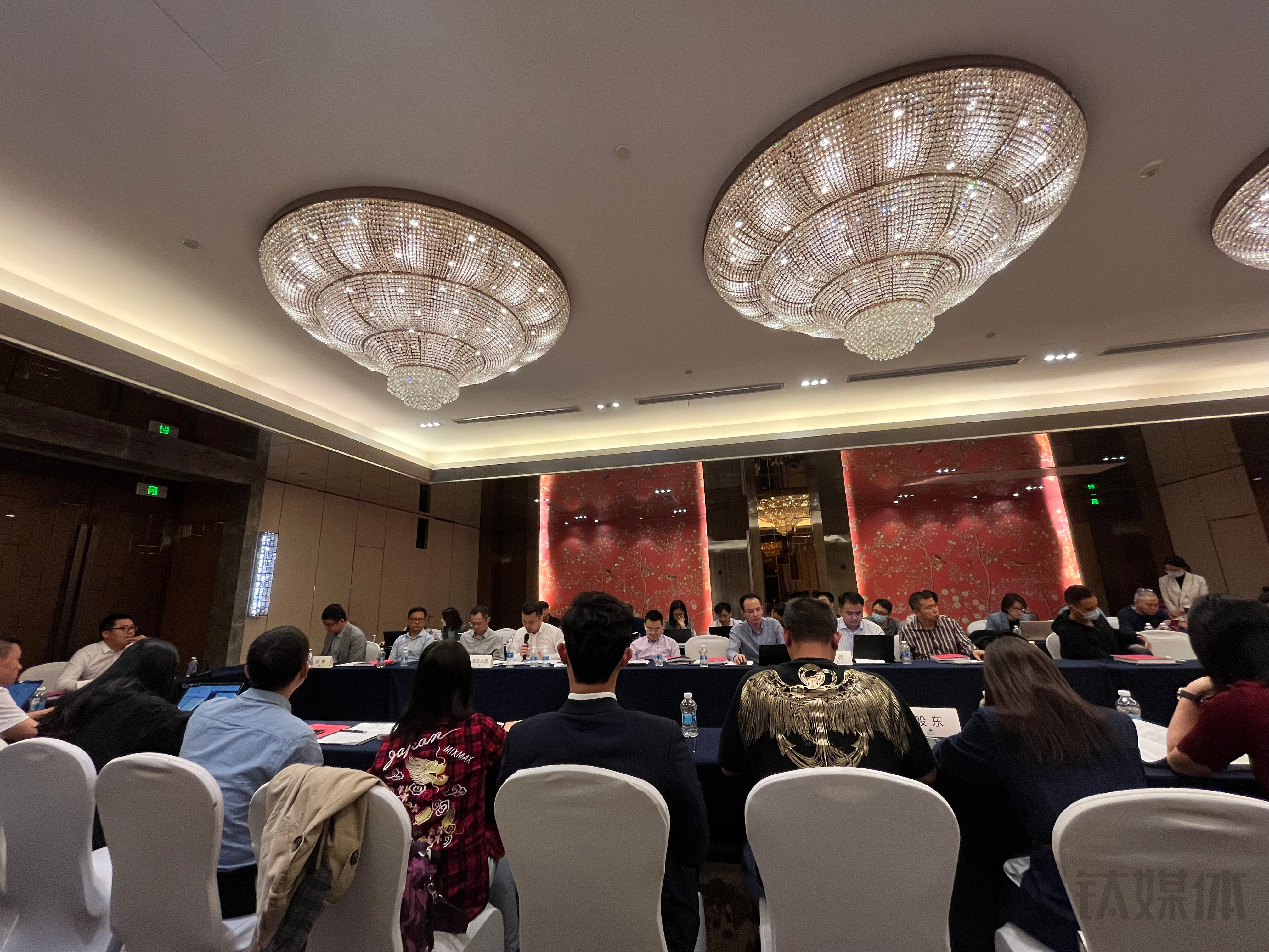 新希望股东会现场，钛媒体APP摄