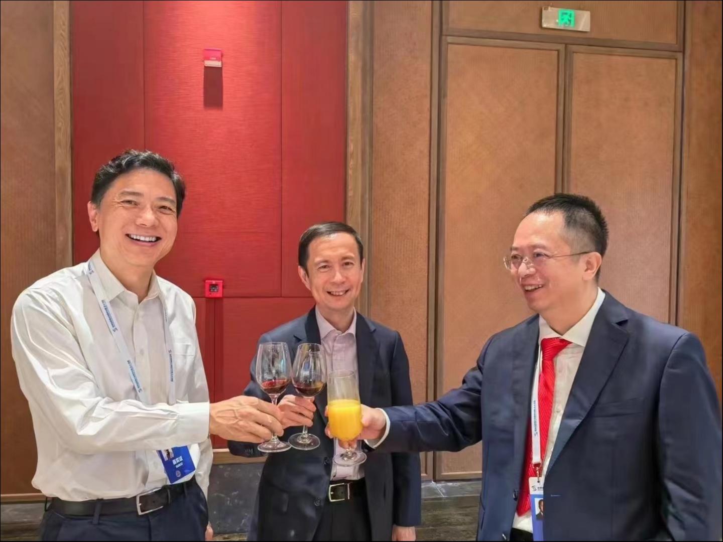 360集团创始人周鸿祎晒出了他与阿里巴巴集团董事会主席兼CEO张勇、百度CEO李彦宏的合影。来源：周鸿祎