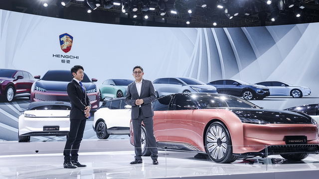 房企扎堆押注新能源，“电”会比“房子”好卖吗？｜马上评