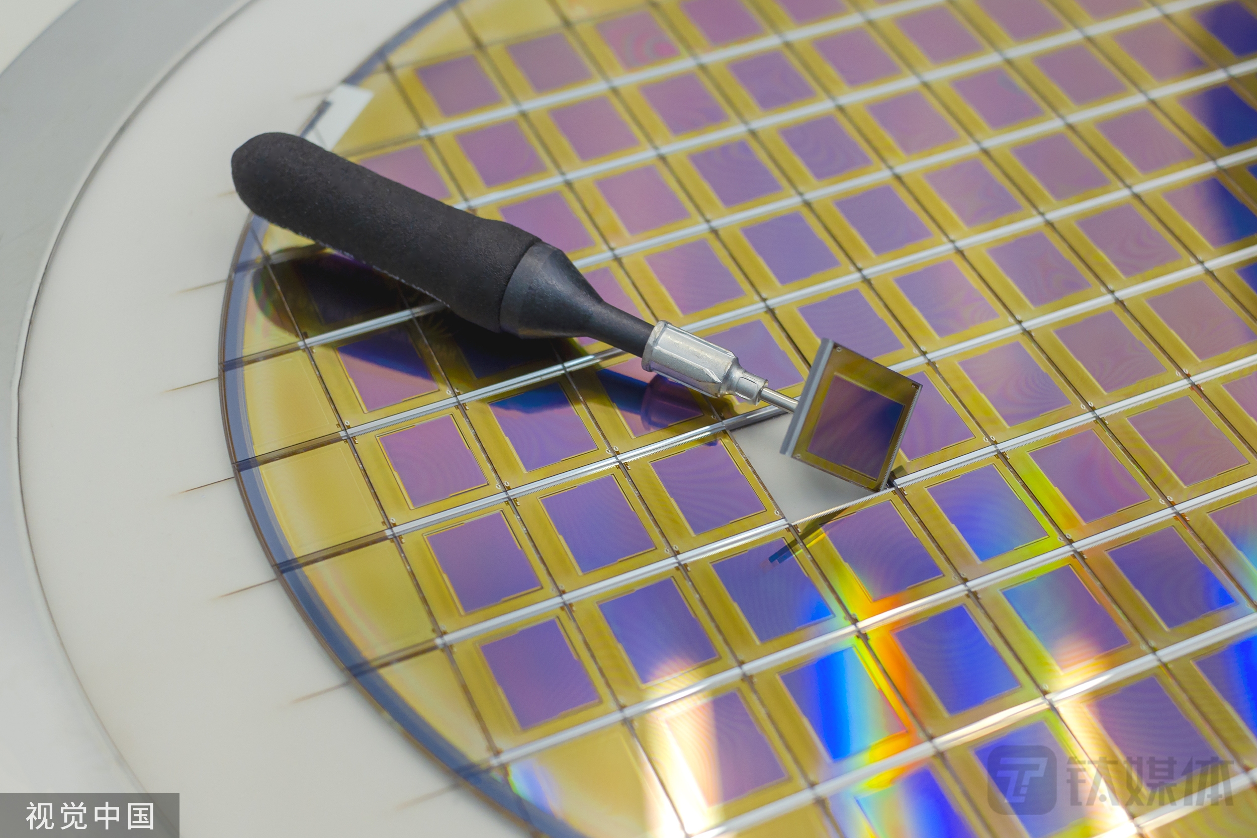 福莱特玻璃涨超7%领涨光伏玻璃股，产业链降价有望刺激光伏装机需求