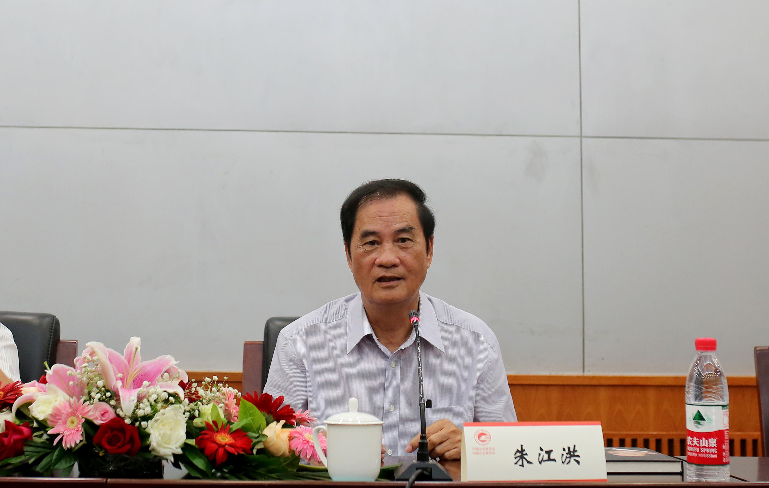 夏天的“背刺”：昔日老领导要给董明珠一点颜色看看