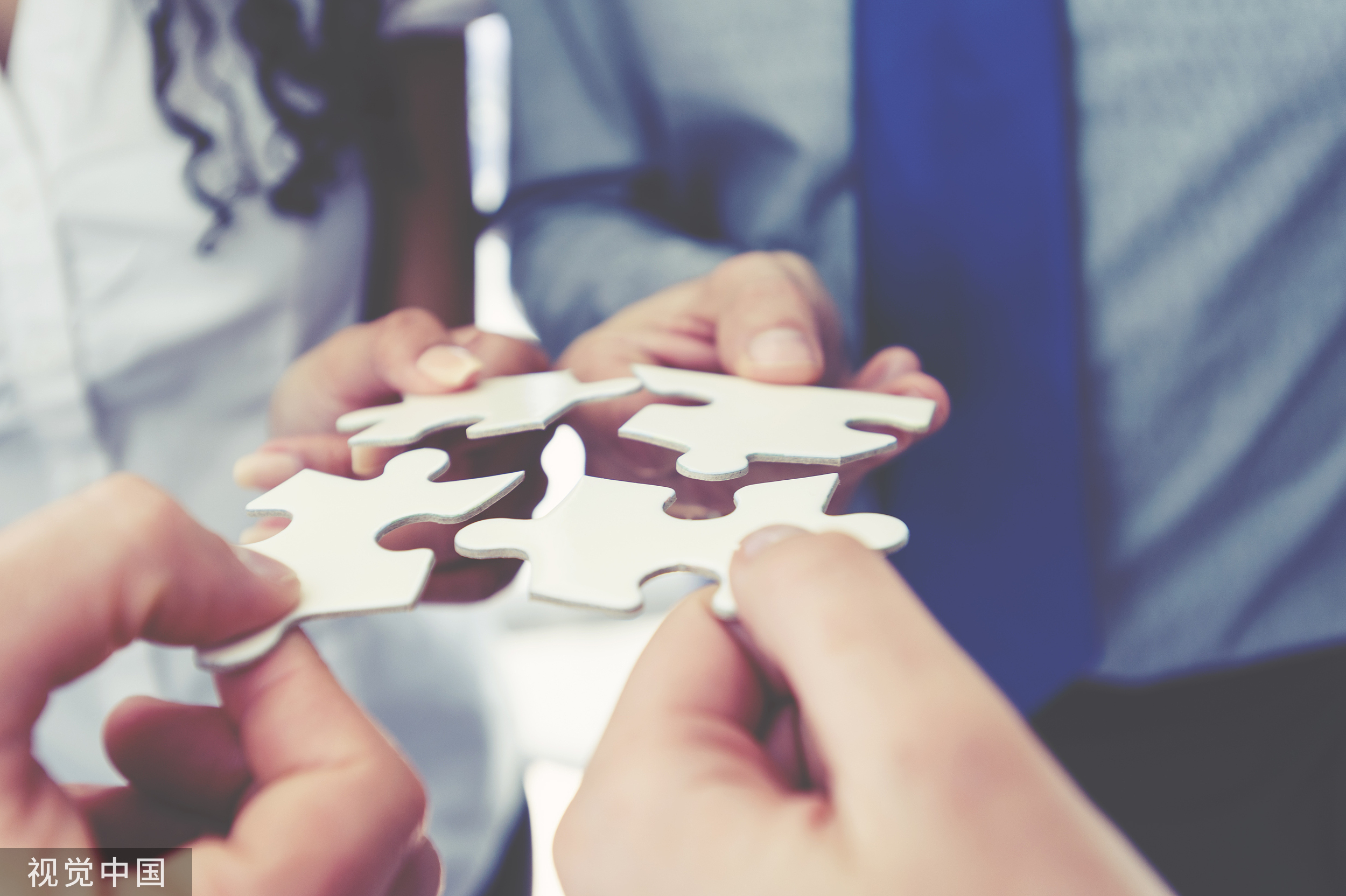 【钛晨报】国务院国资委：央企要以上市公司为平台开展并购重组；英特尔发布硅自旋量子比特芯片Tunnel Falls；郑州：推进以人民币计价、结算的国际大宗商品期货市场建设