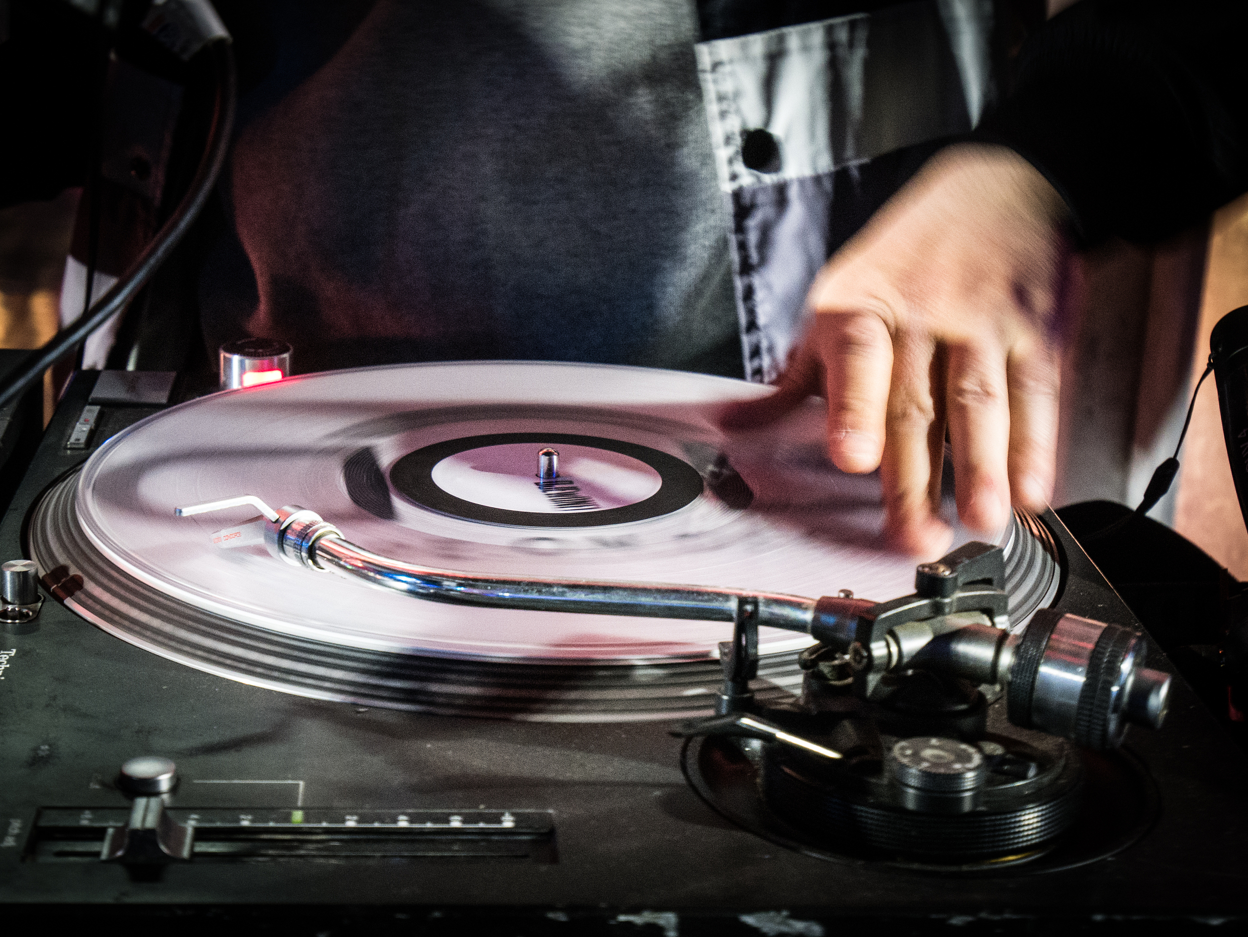 小镇DJ卖打碟设备，一年净赚百万