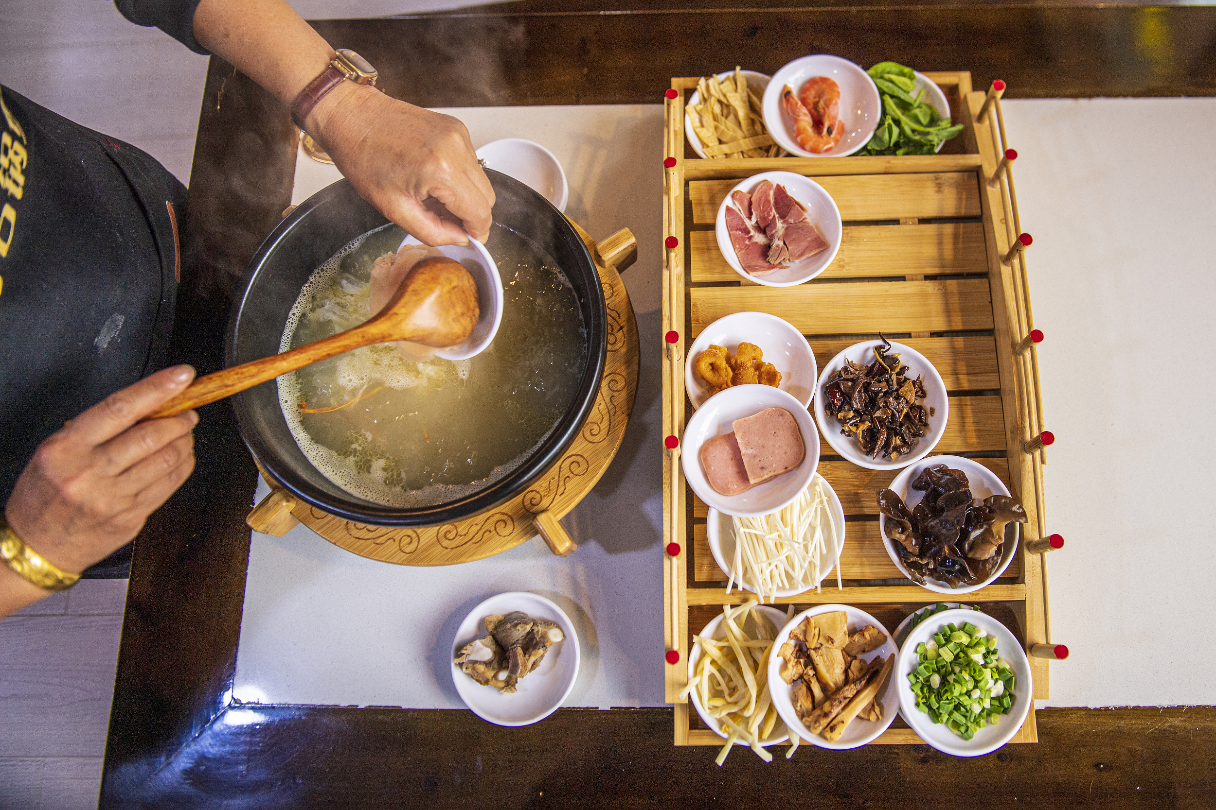 曾风靡全国，如今却被螺蛳粉吊打：红极一时的“过桥米线”，为何不香了？