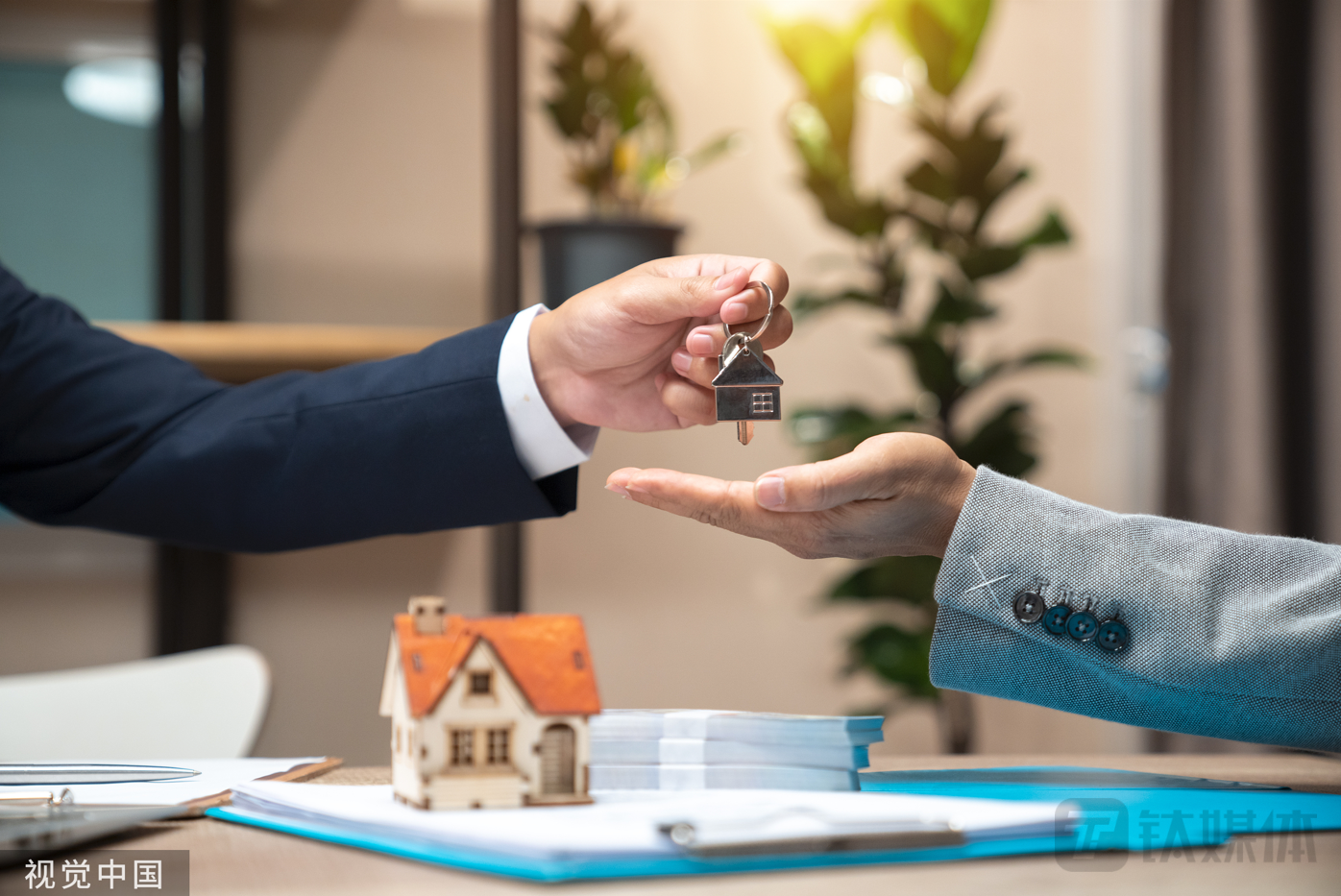 三成毕业生每月租房花费1501-2500元，租房刚需背后谁在抢滩房屋租赁市场？｜马上评