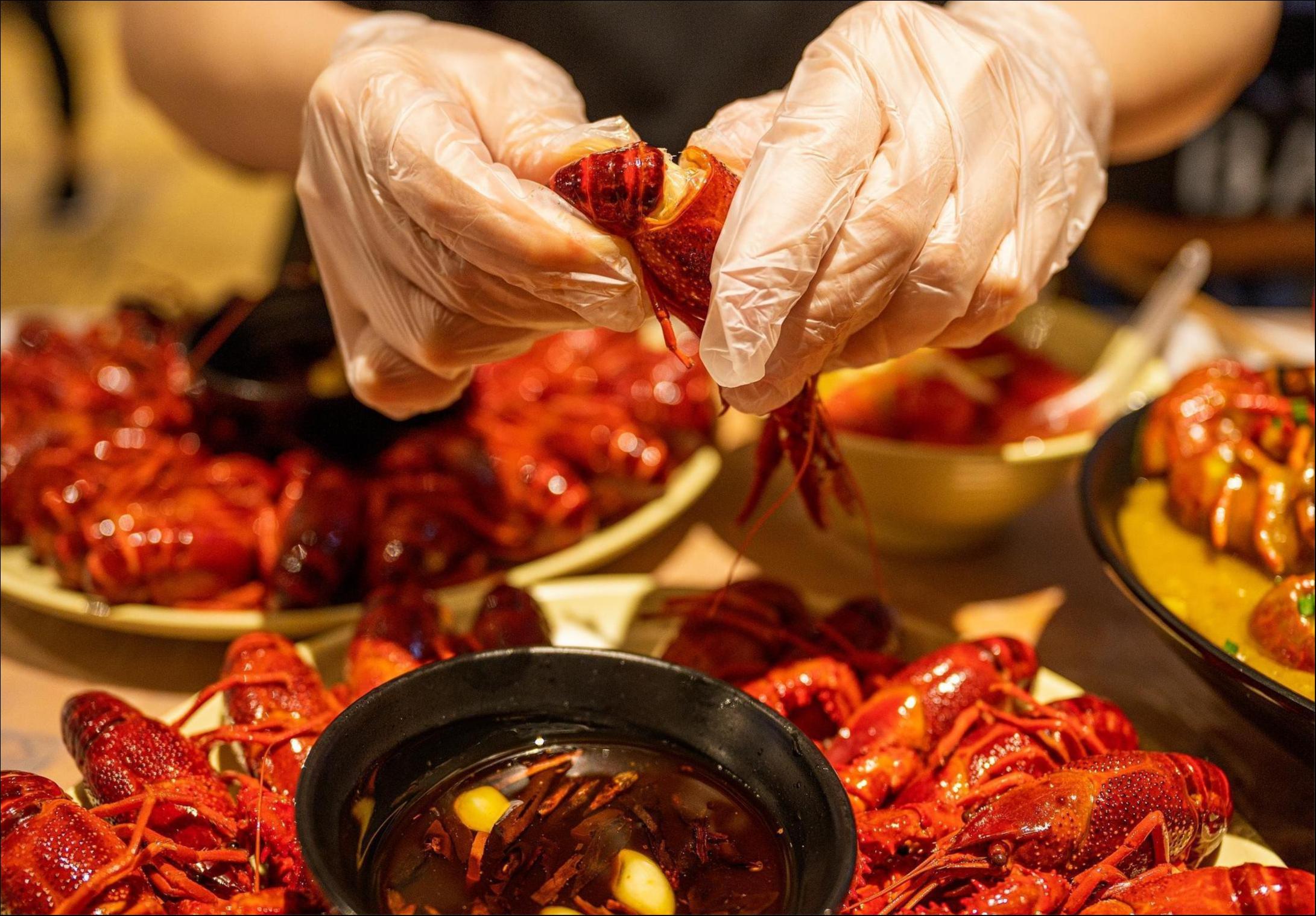 小龙虾价格有史最低，超4000亿的“嘬虾”生意不好做了？｜产业观察