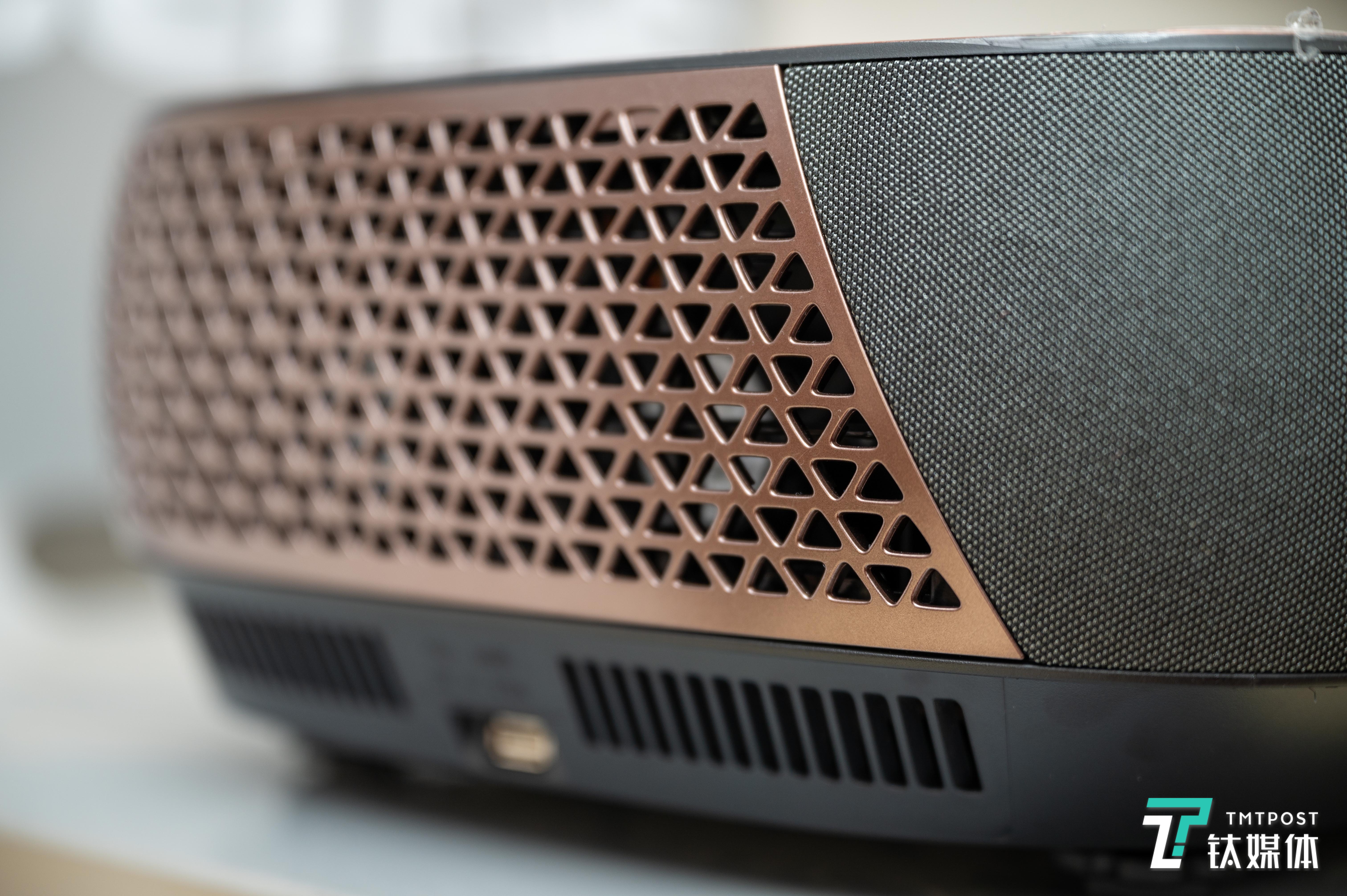 发声单元位于侧边格栅内