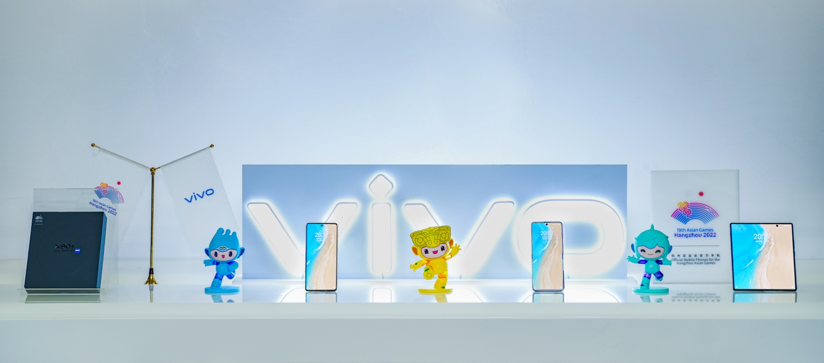 签约仪式现场展出杭州亚运会官方手机