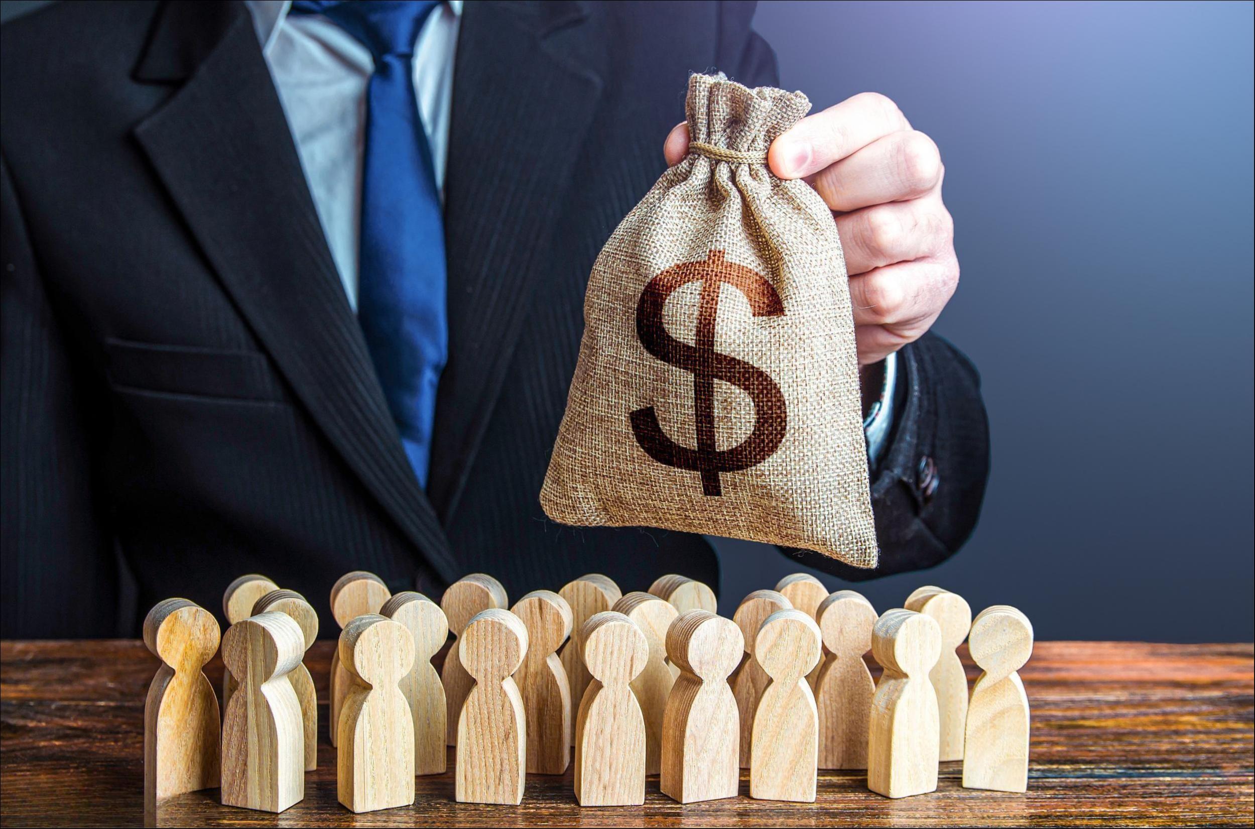 猪企结成“不挖人联盟”，最高百万年薪能否留住“养成系”人才｜马上评