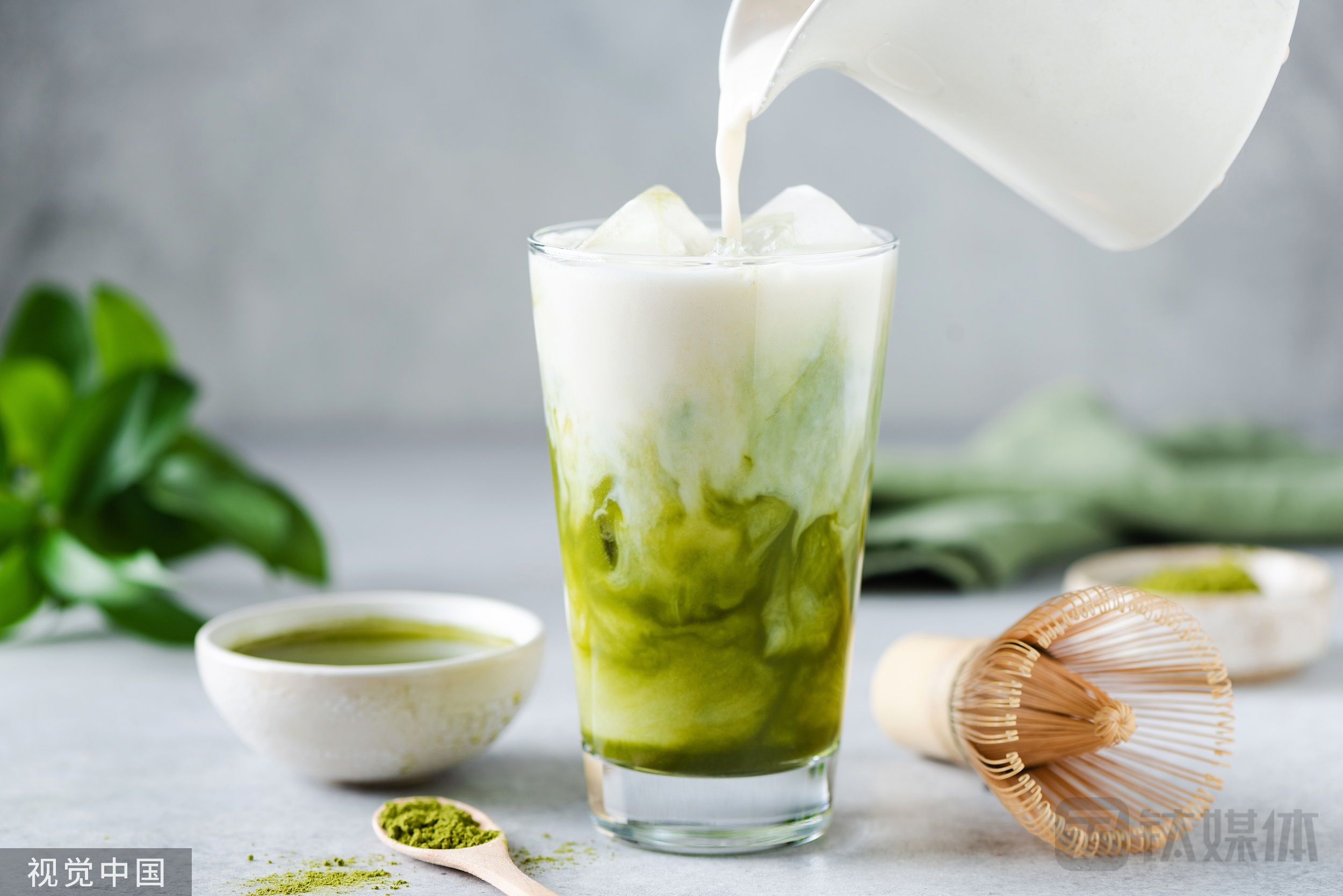 奈雪的茶官宣“合伙人计划”，欲开启加盟+直营模式，股价涨超11%