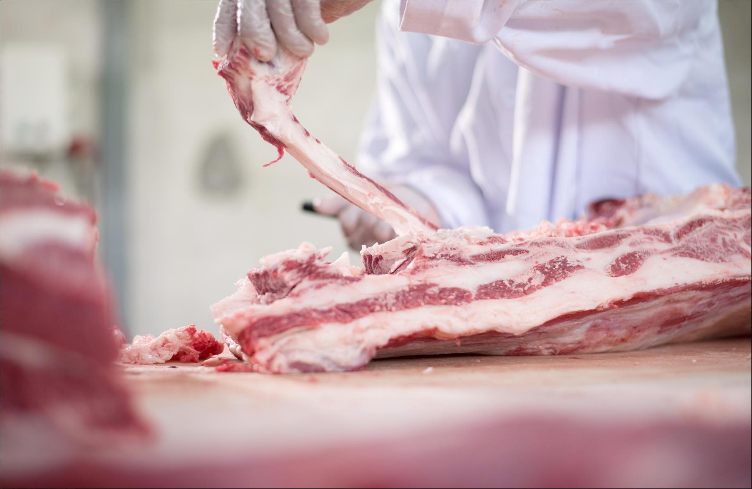 养殖企业做“屠夫” ，猪企加码屠宰业务是不是赔钱赚吆喝？｜马上评