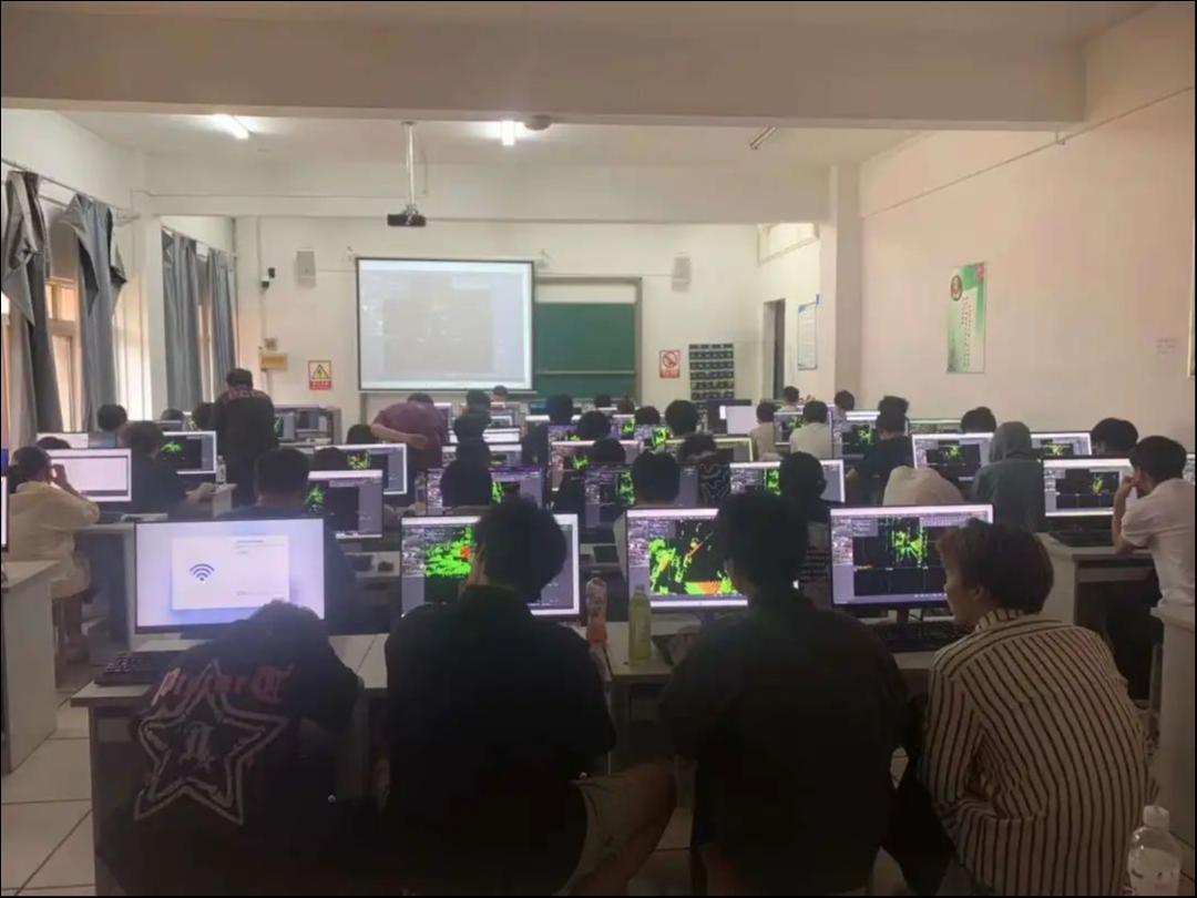 数据标注从业者在讲解数据标注，图片由受访者提供