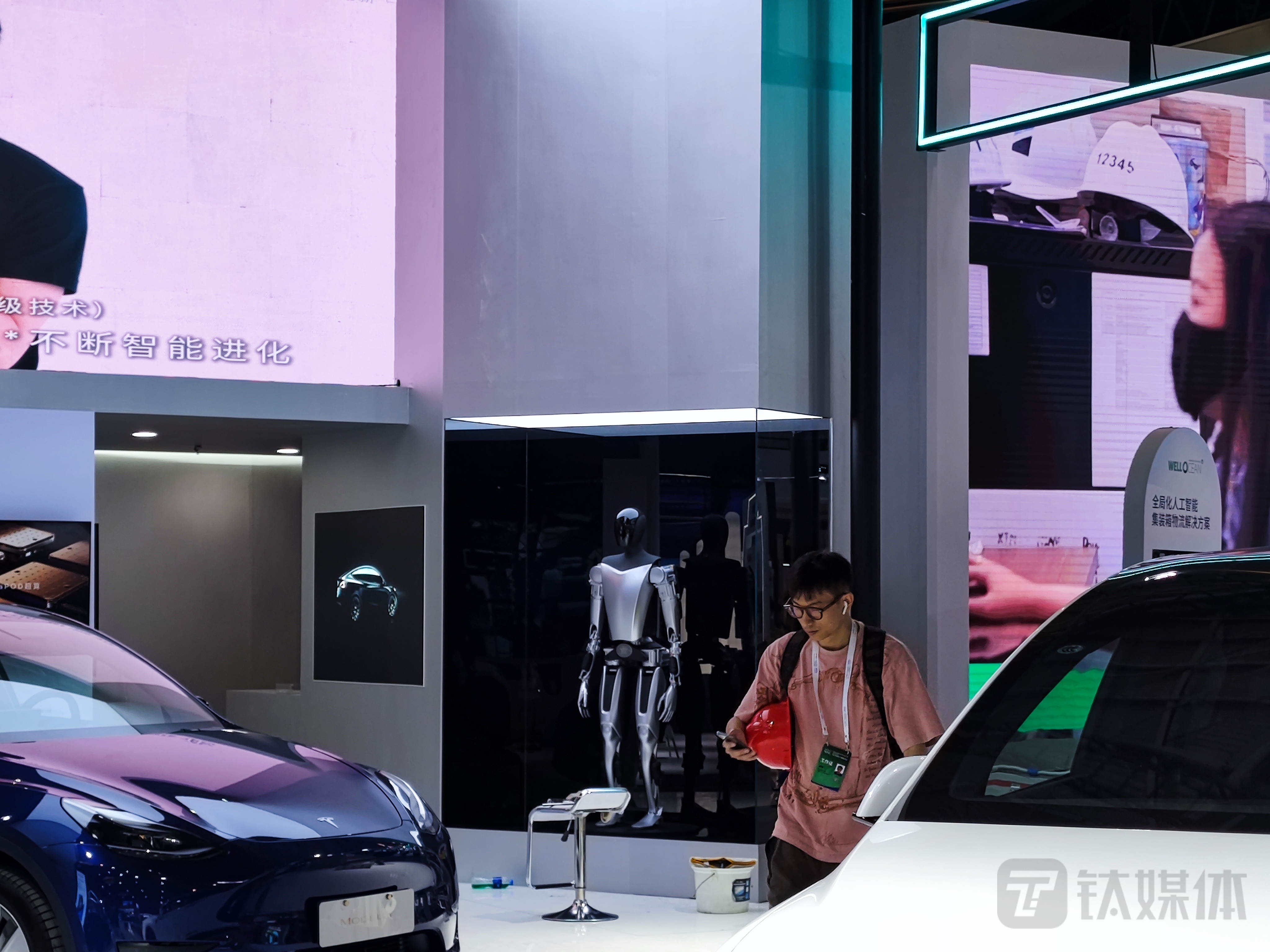 特斯拉人形机器人擎天柱