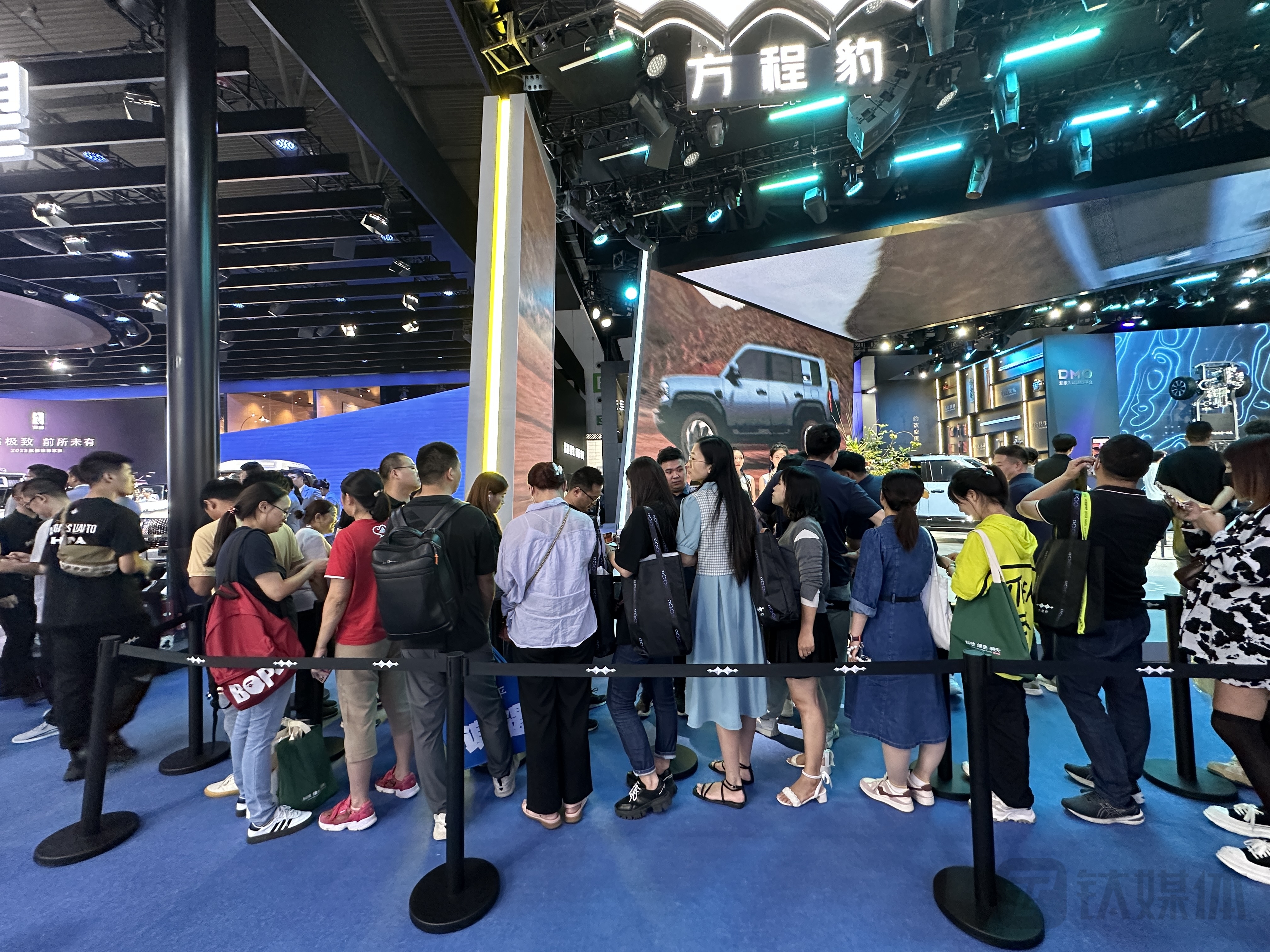 观众排队入场的方程豹展台