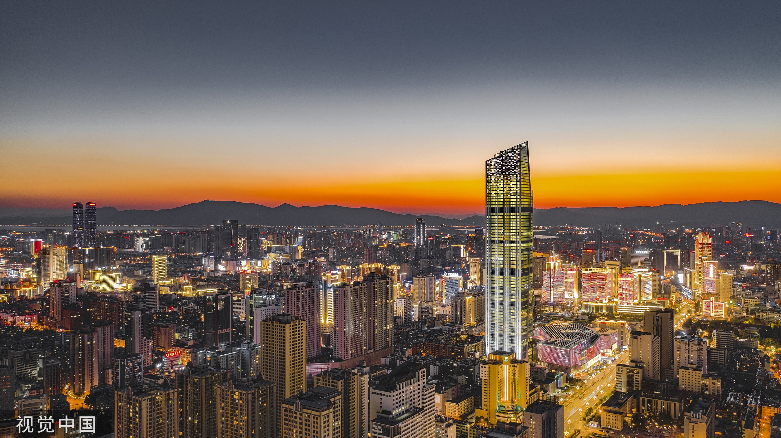 恒隆地产跌超6%，日前发布中期业绩，股东应占纯利同比增长22.9%