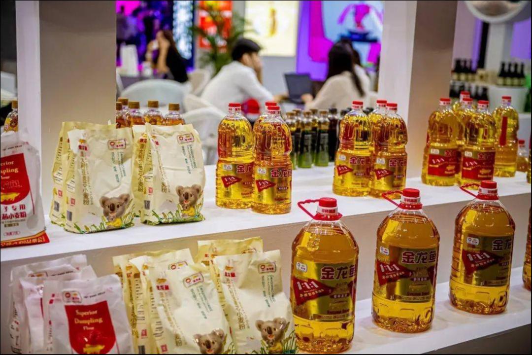 金龙鱼股价创历史新低，粮油生意已榨不出更多“油水”？|产业最前线