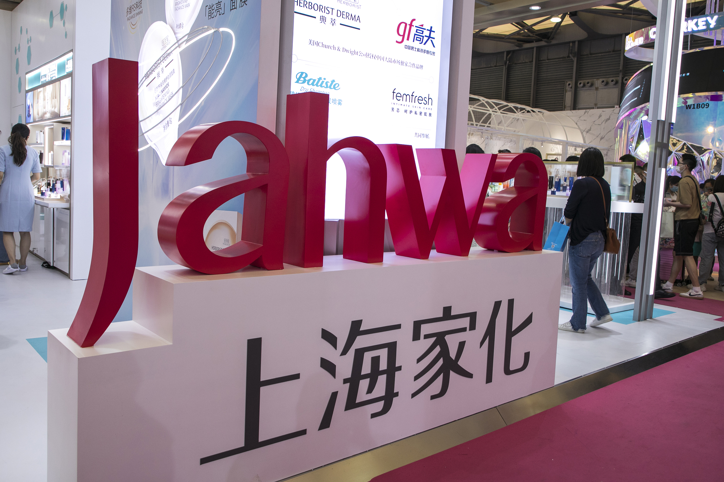 上海家化二季度增长不及预期，海外业务承压明显 | 看财报