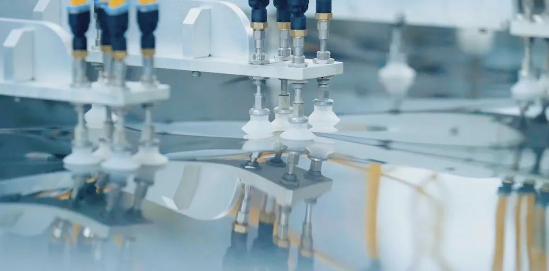 杉金光电生产线一隅，来源于公司官网