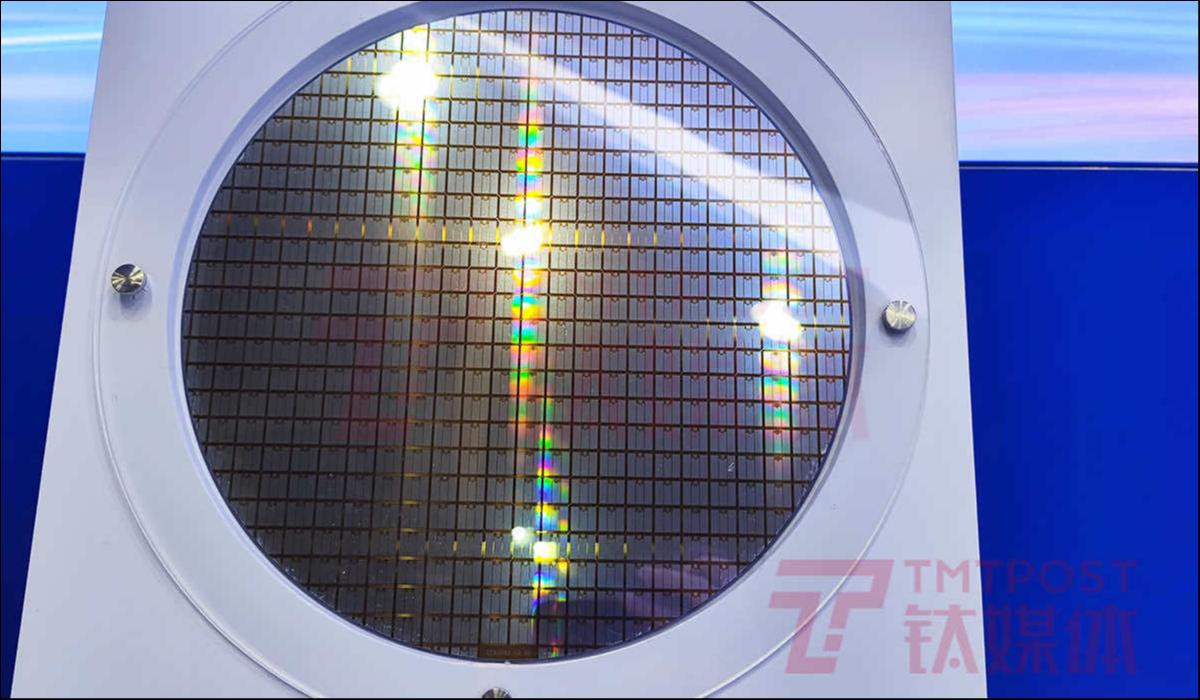制造功率芯片的12寸晶圆（来源：钛媒体App编辑拍摄）